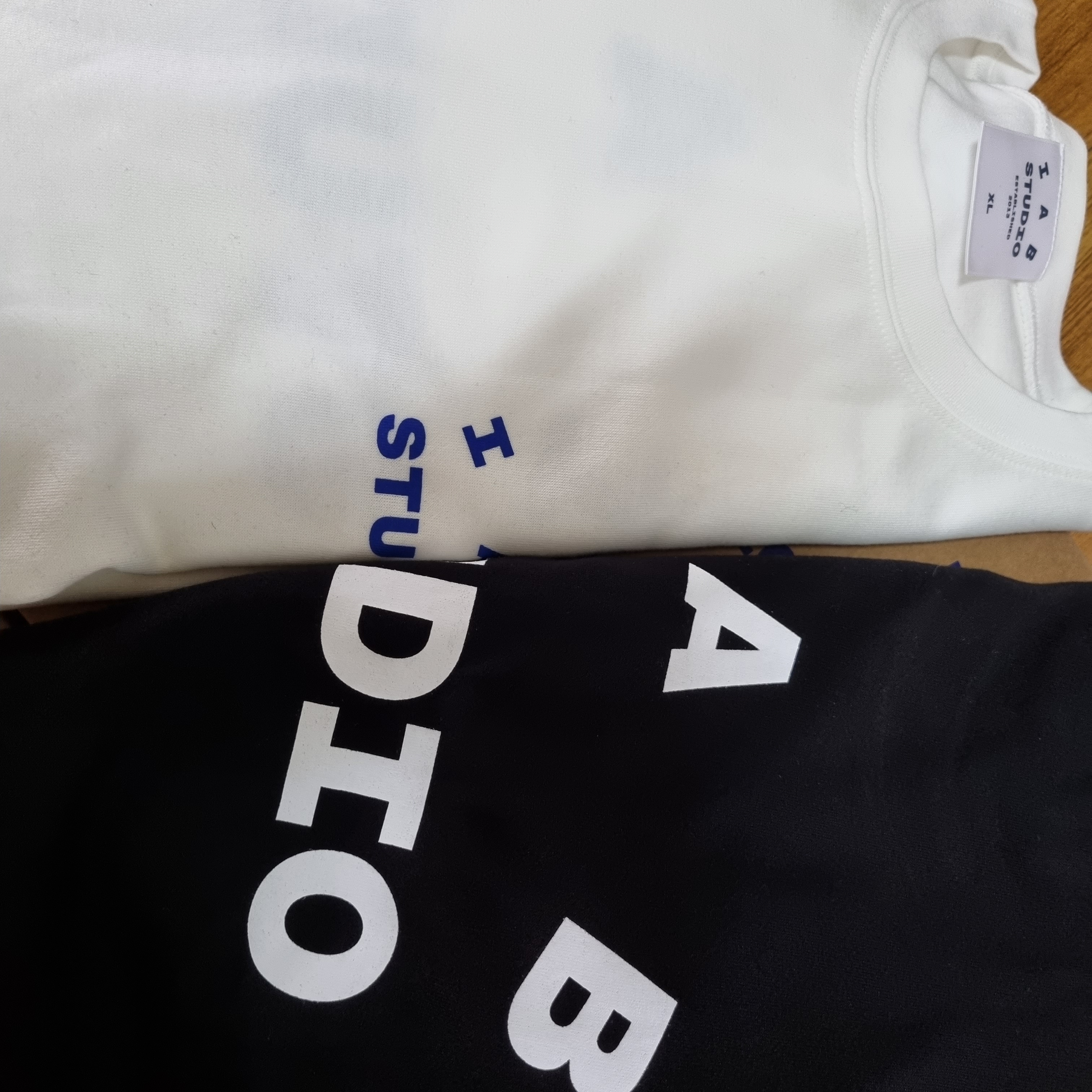 IAB Studio 10th Anniversary T-Shirts Pack White & Black (2 Pack) 착용 스타일 - 2