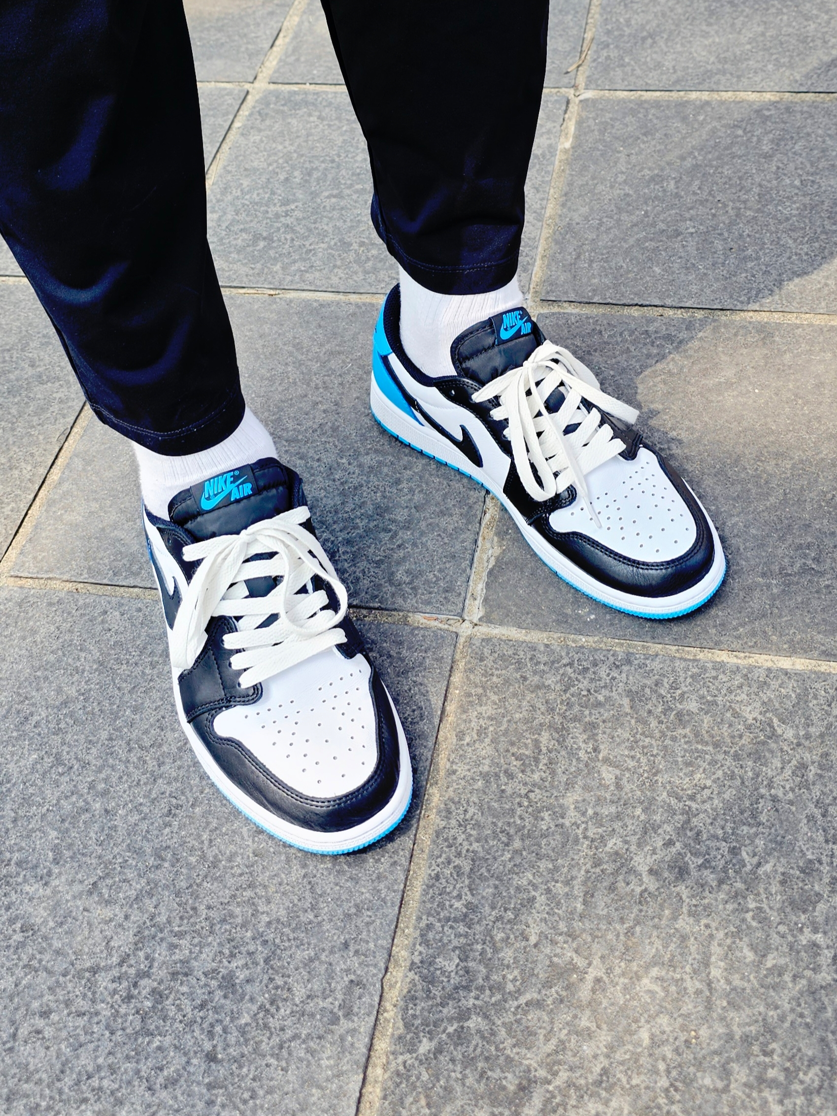 Jordan 1 Retro Low OG Black and Dark Powder Blue 착용 스타일 - 2