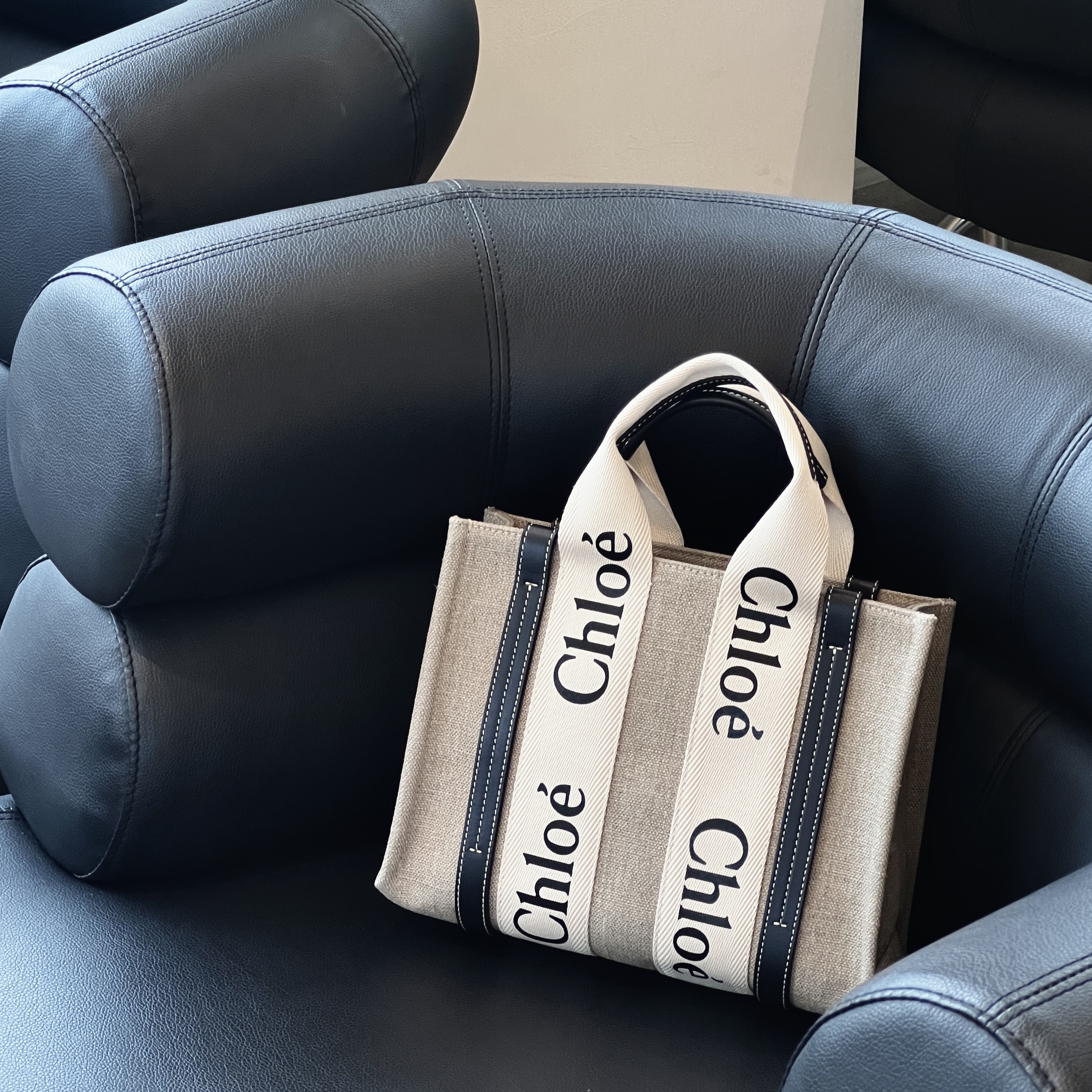 Chloe Woody Small Strap Tote Bag Navy 착용 스타일
