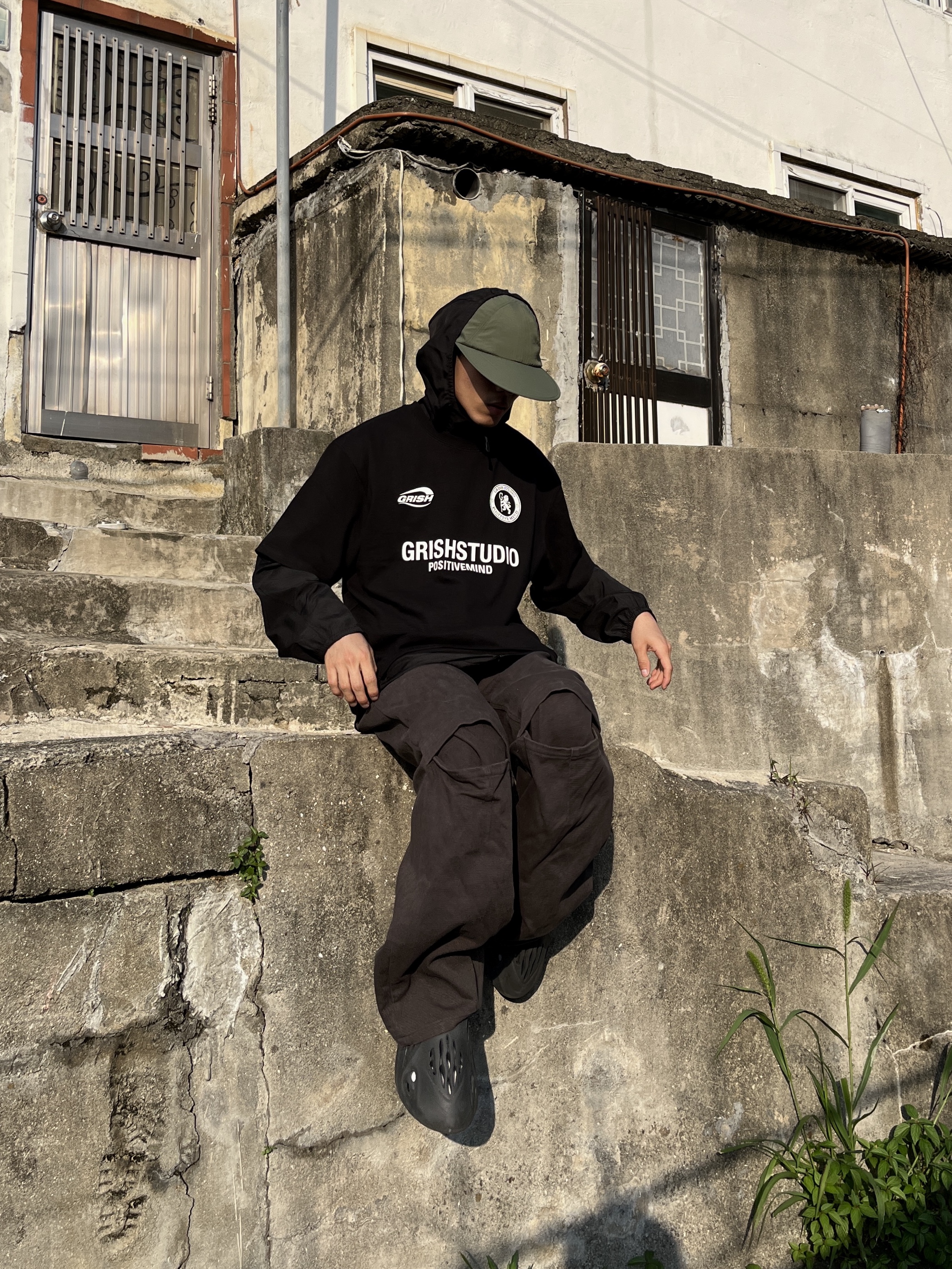 Adidas Yeezy Foam RNNR Onyx 착용 스타일 - 2