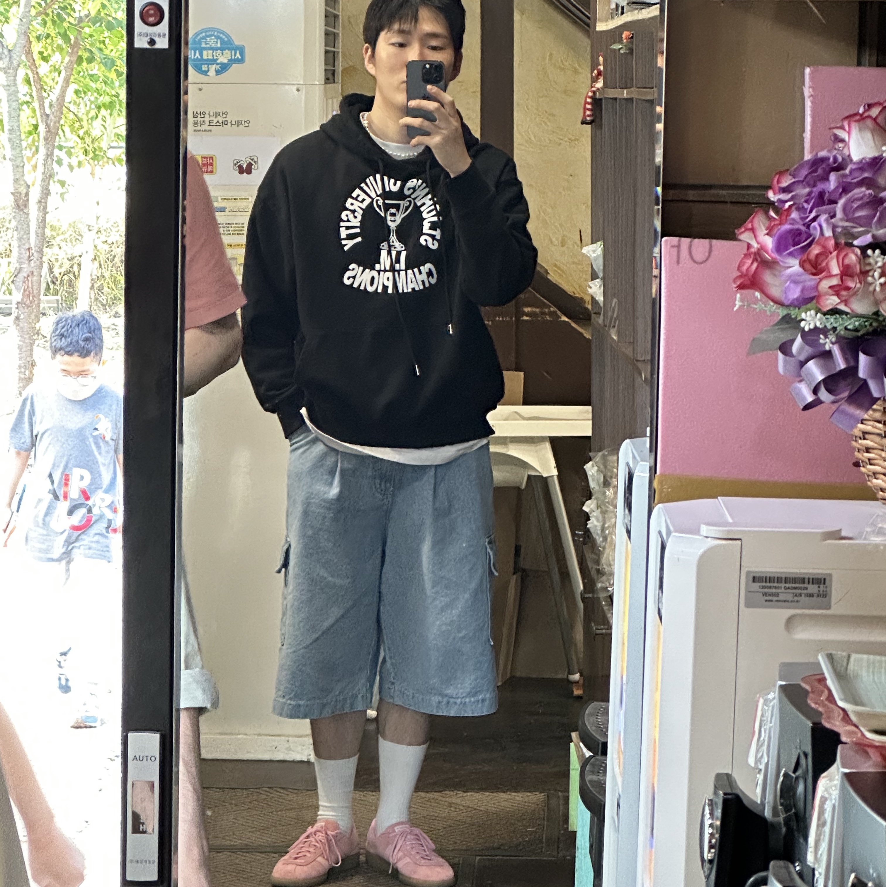 Adidas Bermuda Glow Pink 착용 스타일