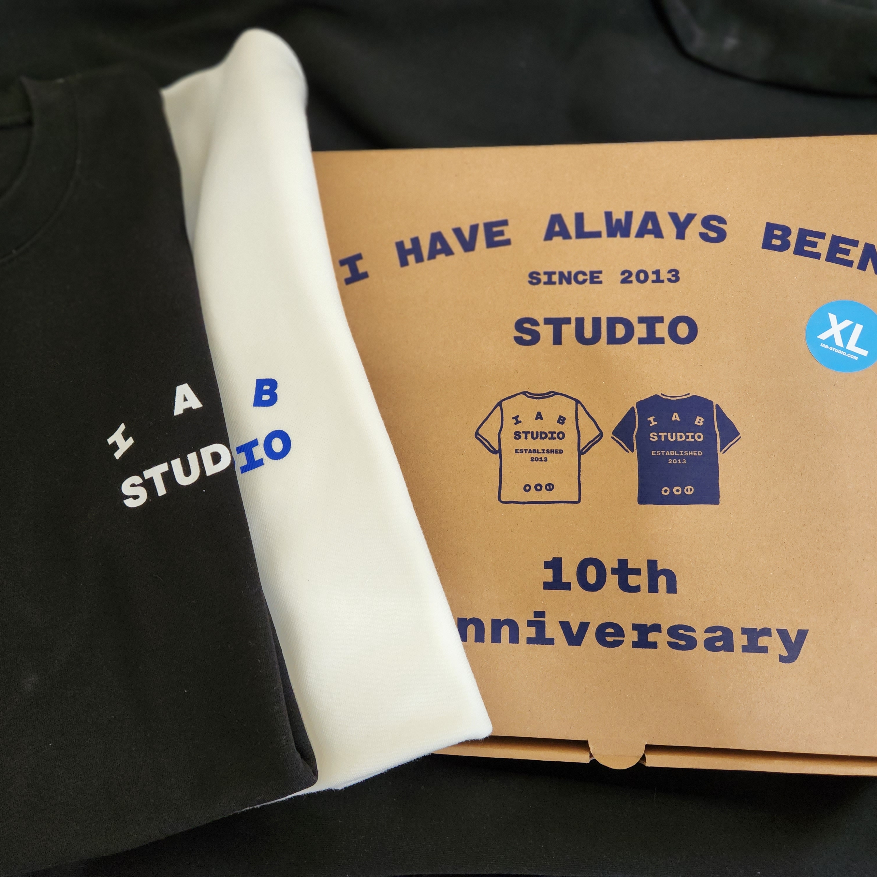 IAB Studio 10th Anniversary T-Shirts Pack White & Black (2 Pack) 착용 스타일