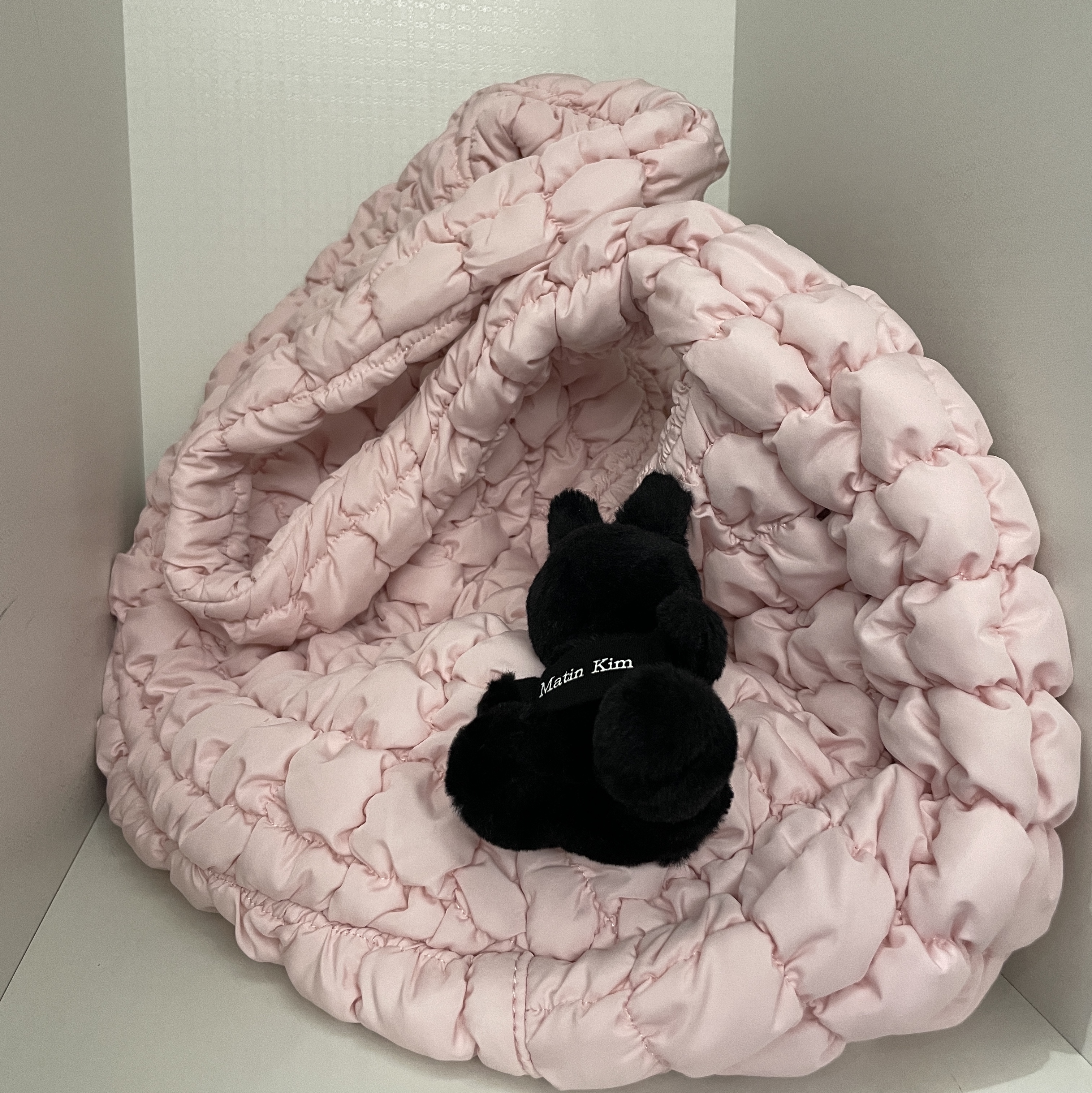 COS Quilted Oversized Shoulder Bag Pink 착용 스타일 - 4