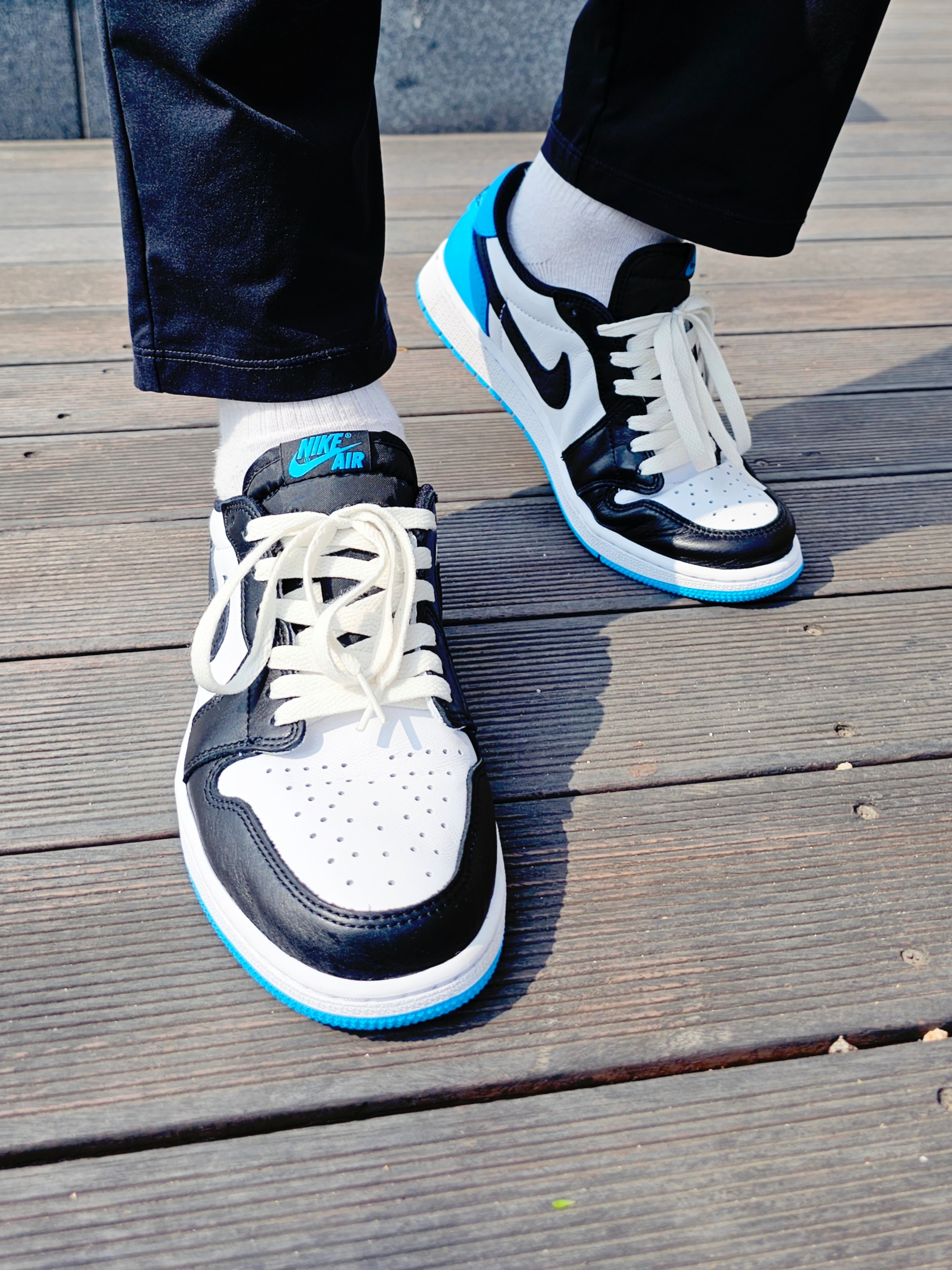 Jordan 1 Retro Low OG Black and Dark Powder Blue 착용 스타일 - 1