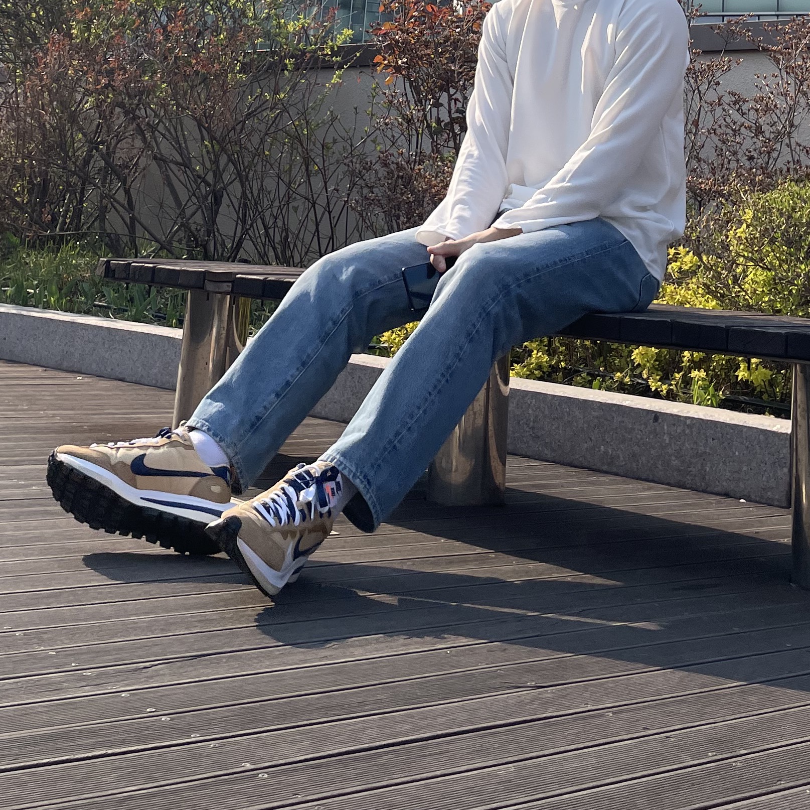 Nike x Sacai VaporWaffle Sesame and Blue Void 착용 스타일