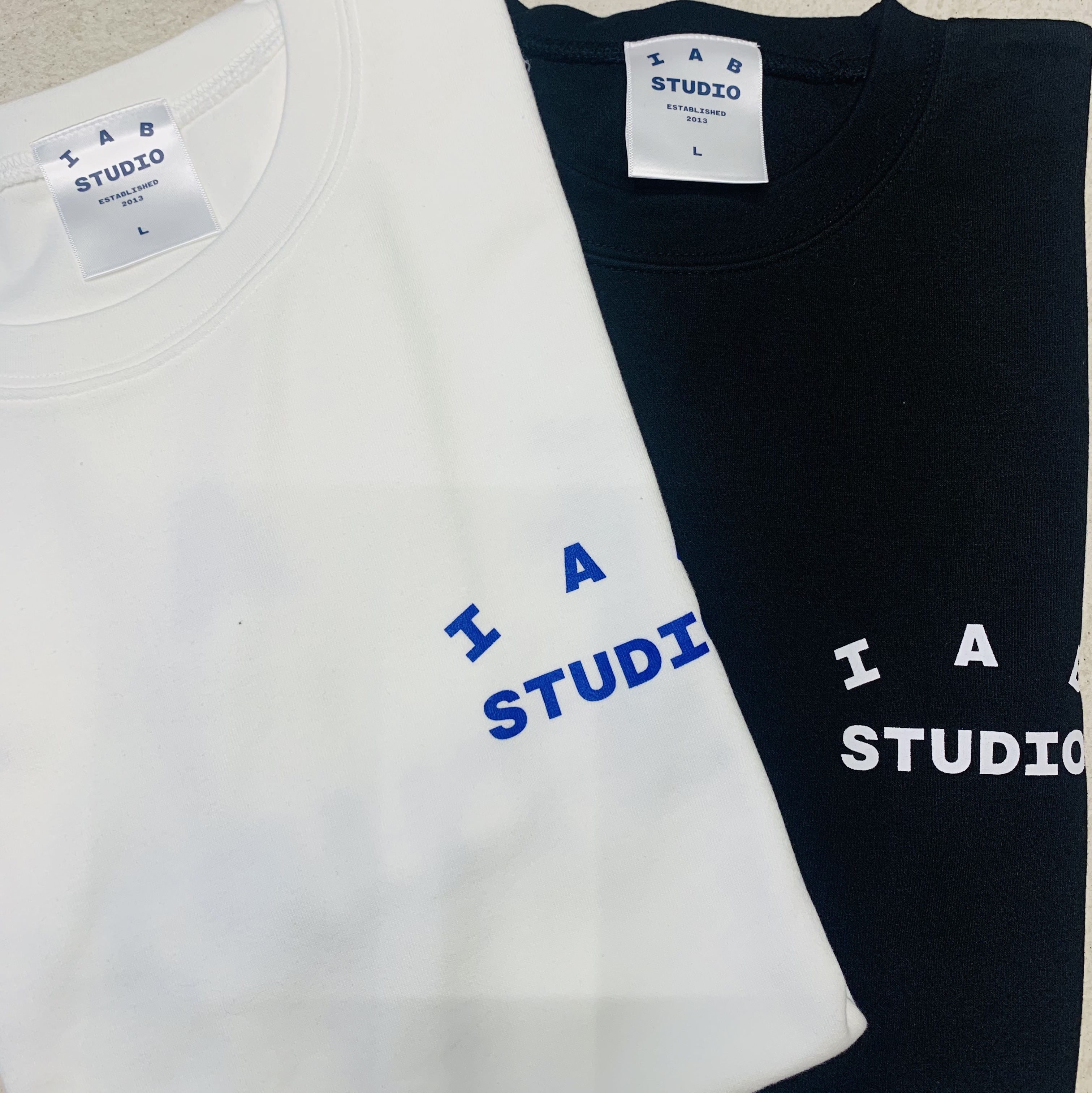 IAB Studio 10th Anniversary T-Shirts Pack White & Black (2 Pack) 착용 스타일 - 1