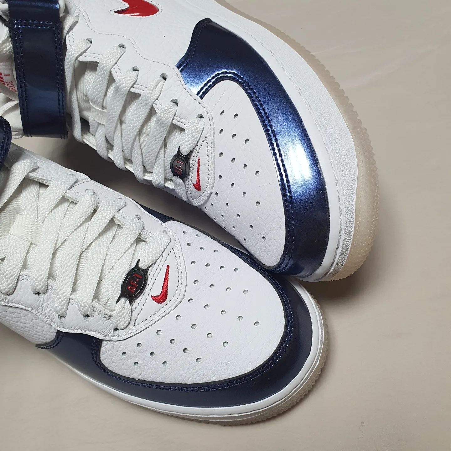 Nike Air Force 1 Mid QS University Red and Midnight Navy 착용 스타일 - 3