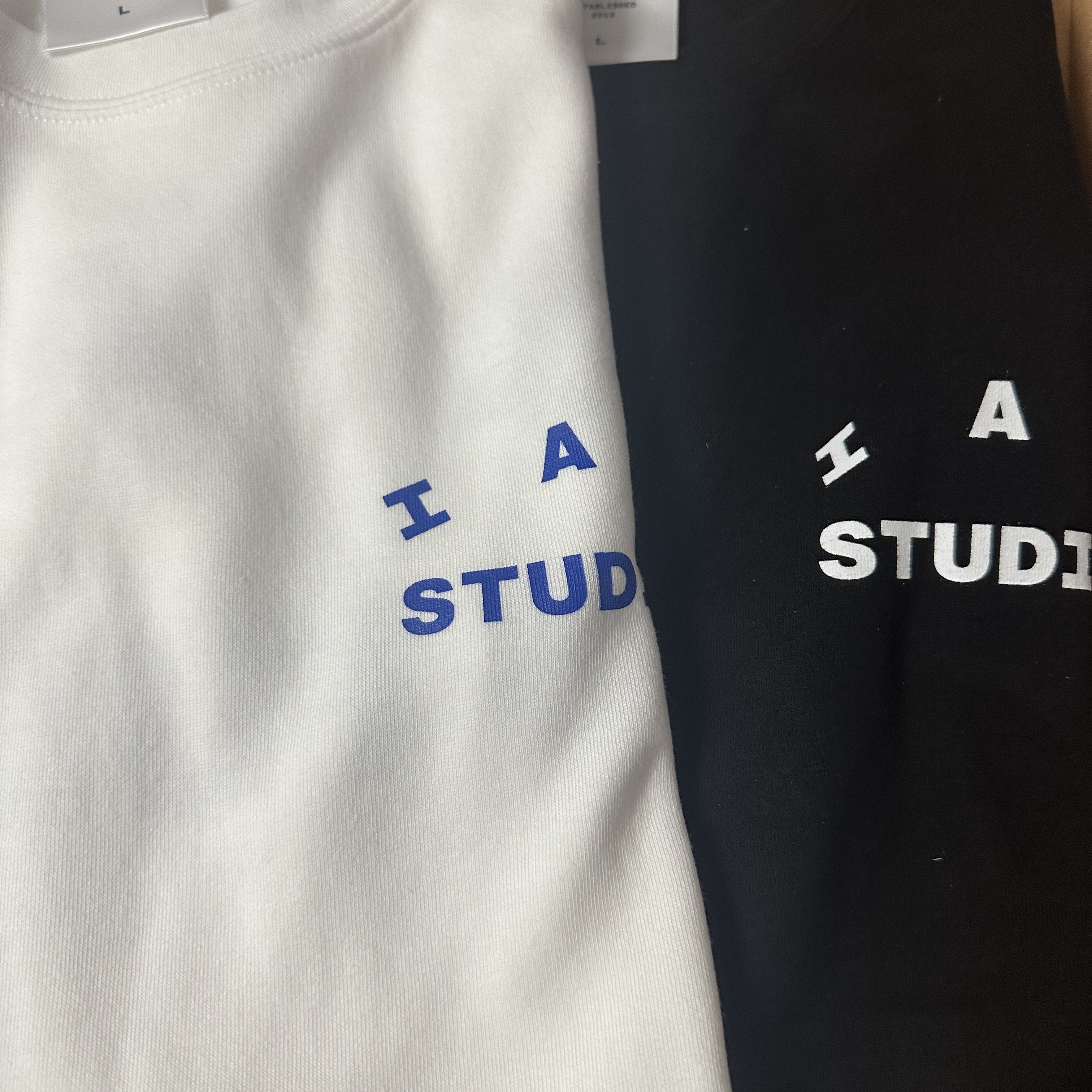 IAB Studio 10th Anniversary T-Shirts Pack White & Black (2 Pack) 착용 스타일