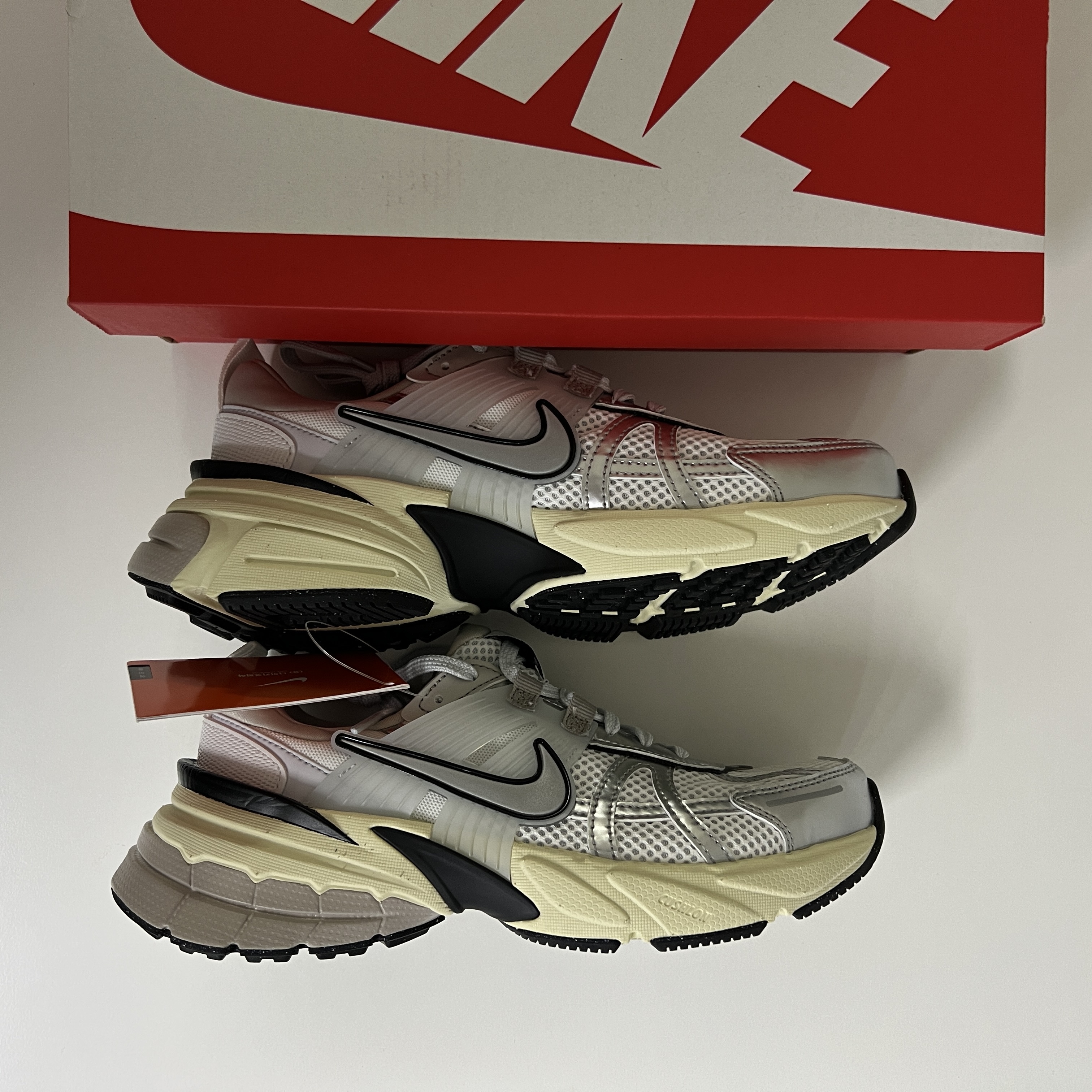 Nike V2K Run Summit White Metallic Silver 착용 스타일 - 2