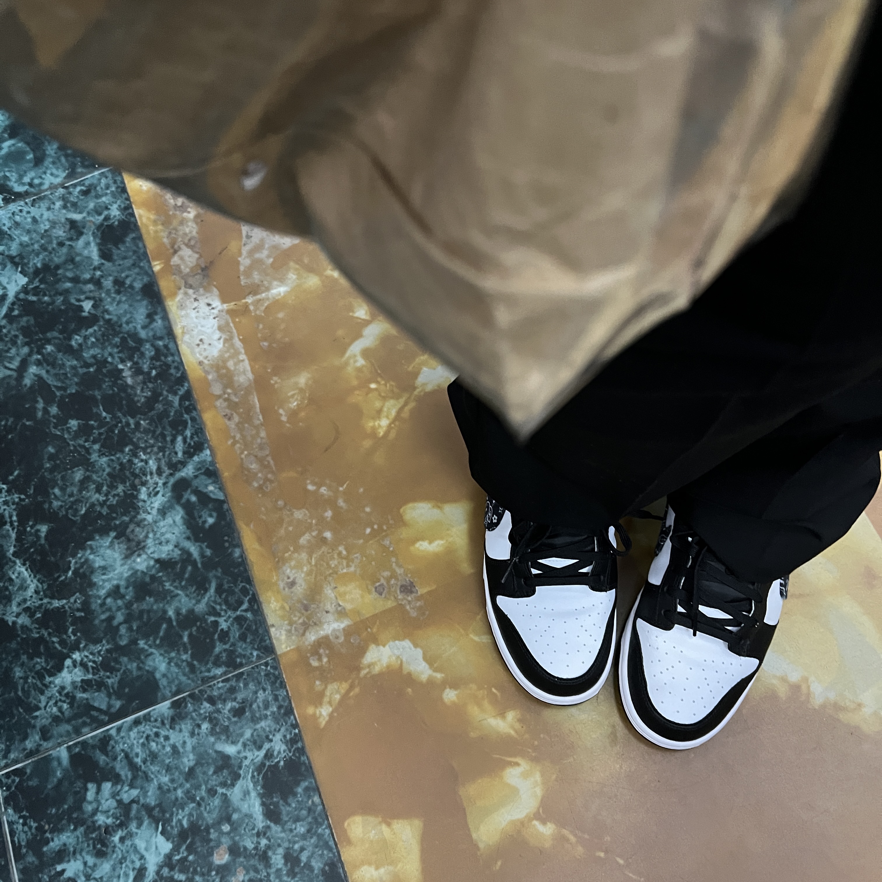 (W) Nike Dunk Low Essential Black Paisley 착용 스타일