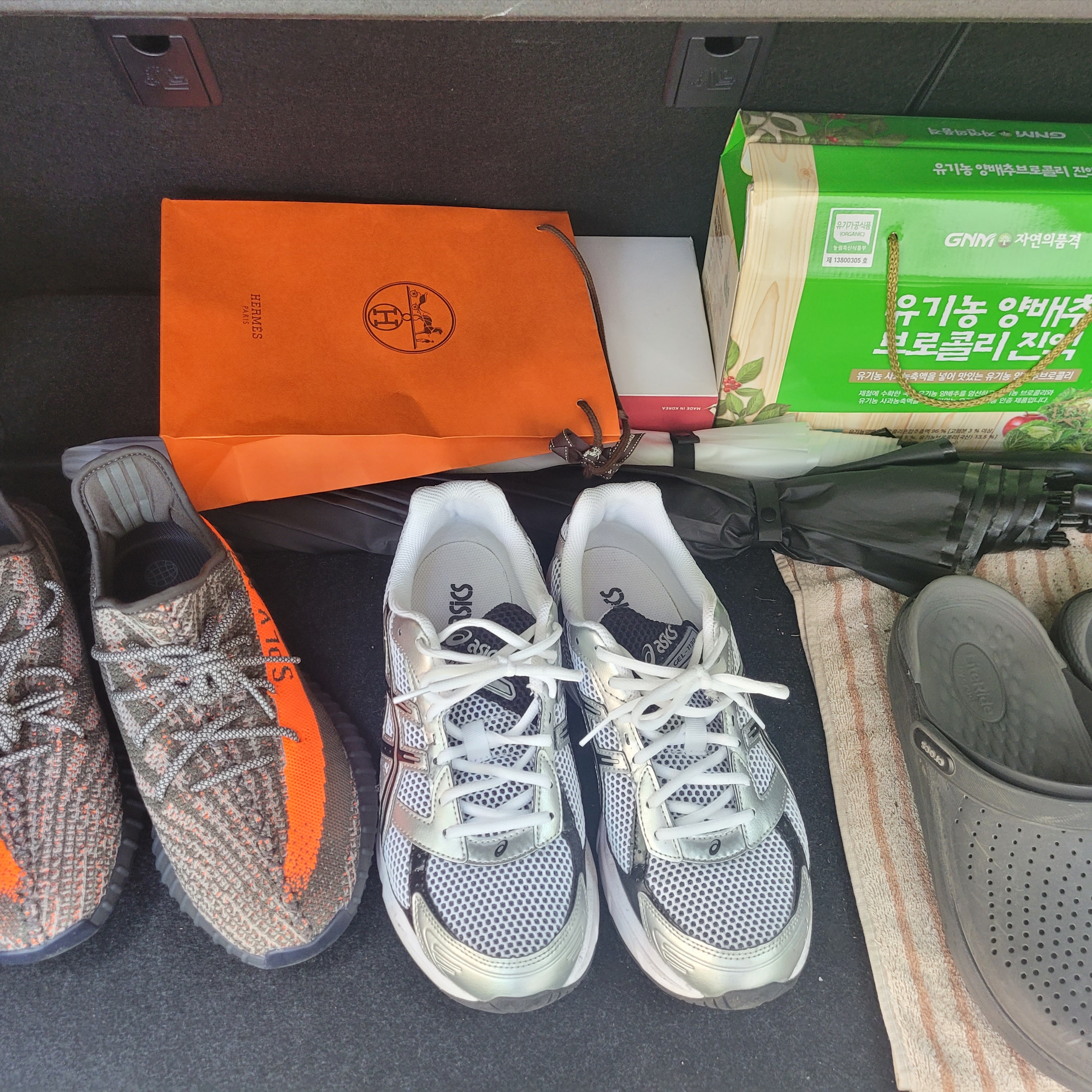 Adidas Yeezy Boost 350 V2 Carbon Beluga, Asics Gel-1130 White Black 착용 스타일