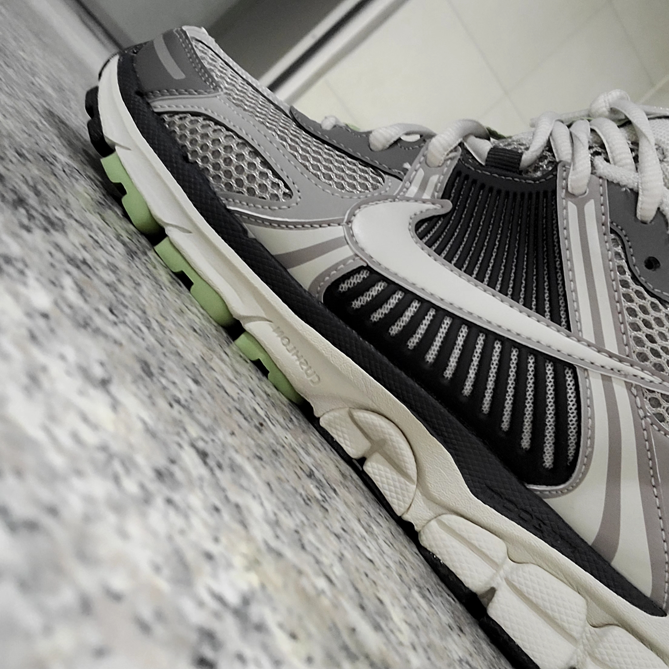 (W) Nike Zoom Vomero 5 Cobblestone and Flat Pewter 착용 스타일
