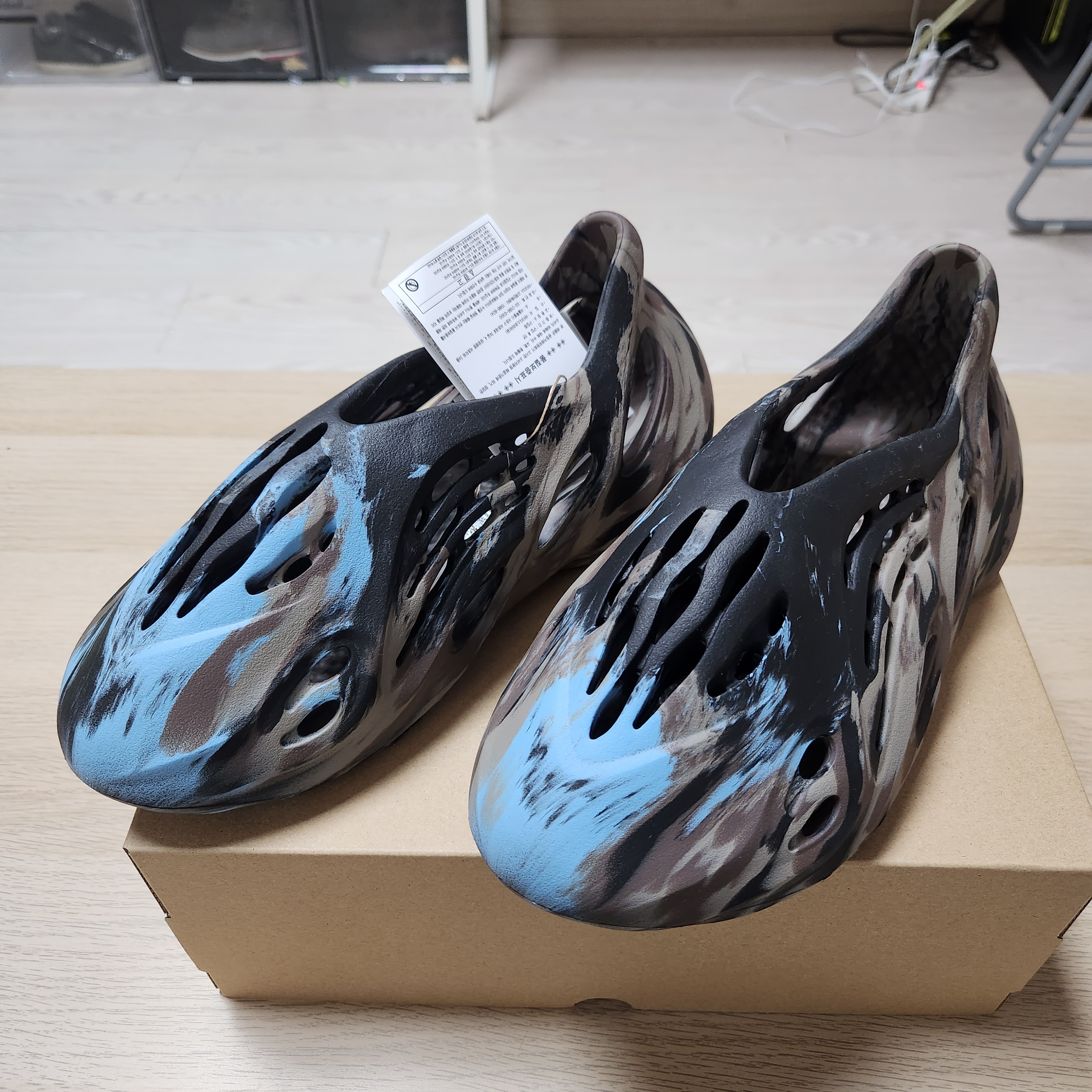 Adidas Yeezy Foam RNNR MX Cinder 착용 스타일 - 1
