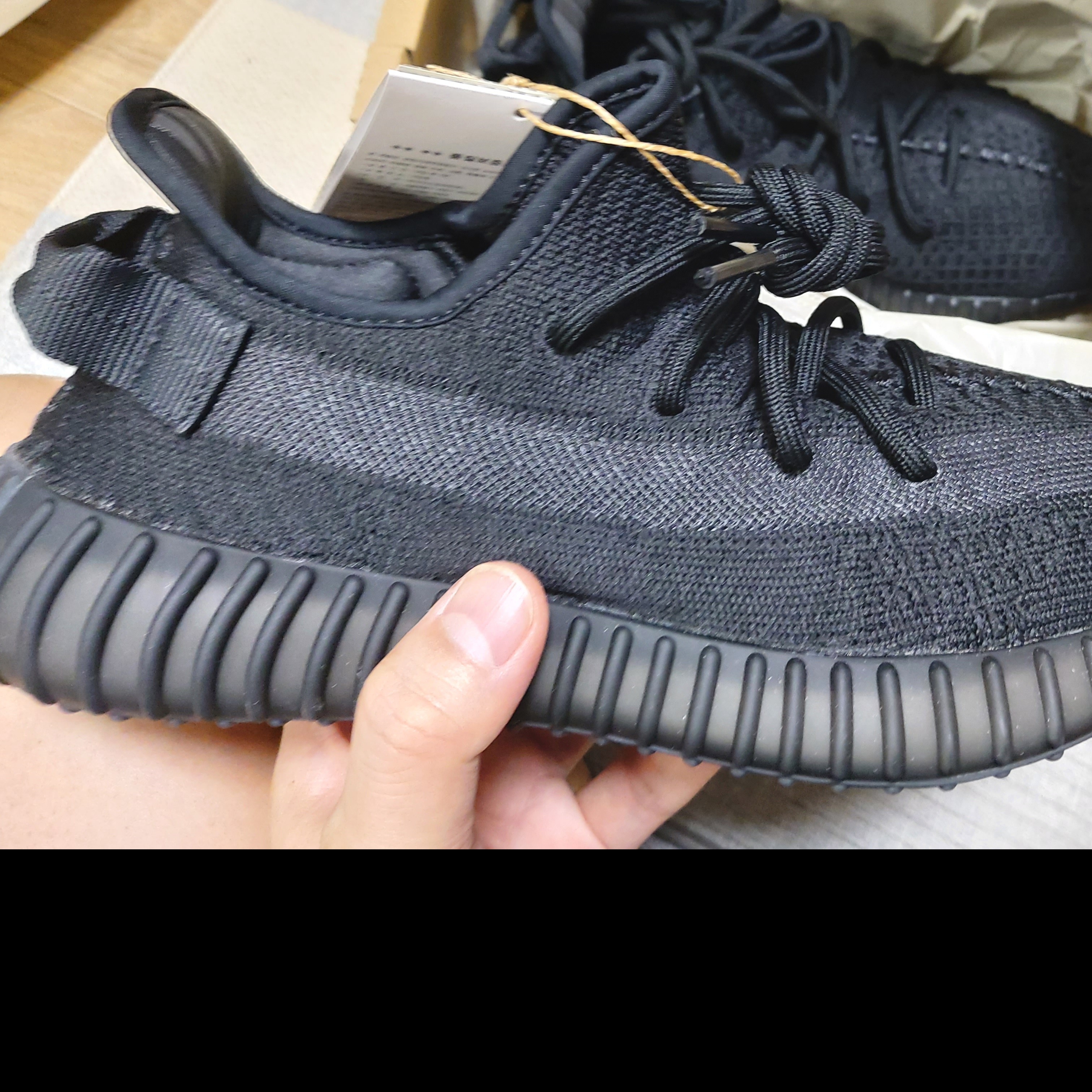 Adidas Yeezy Boost 350 V2 Onyx 착용 스타일 - 1