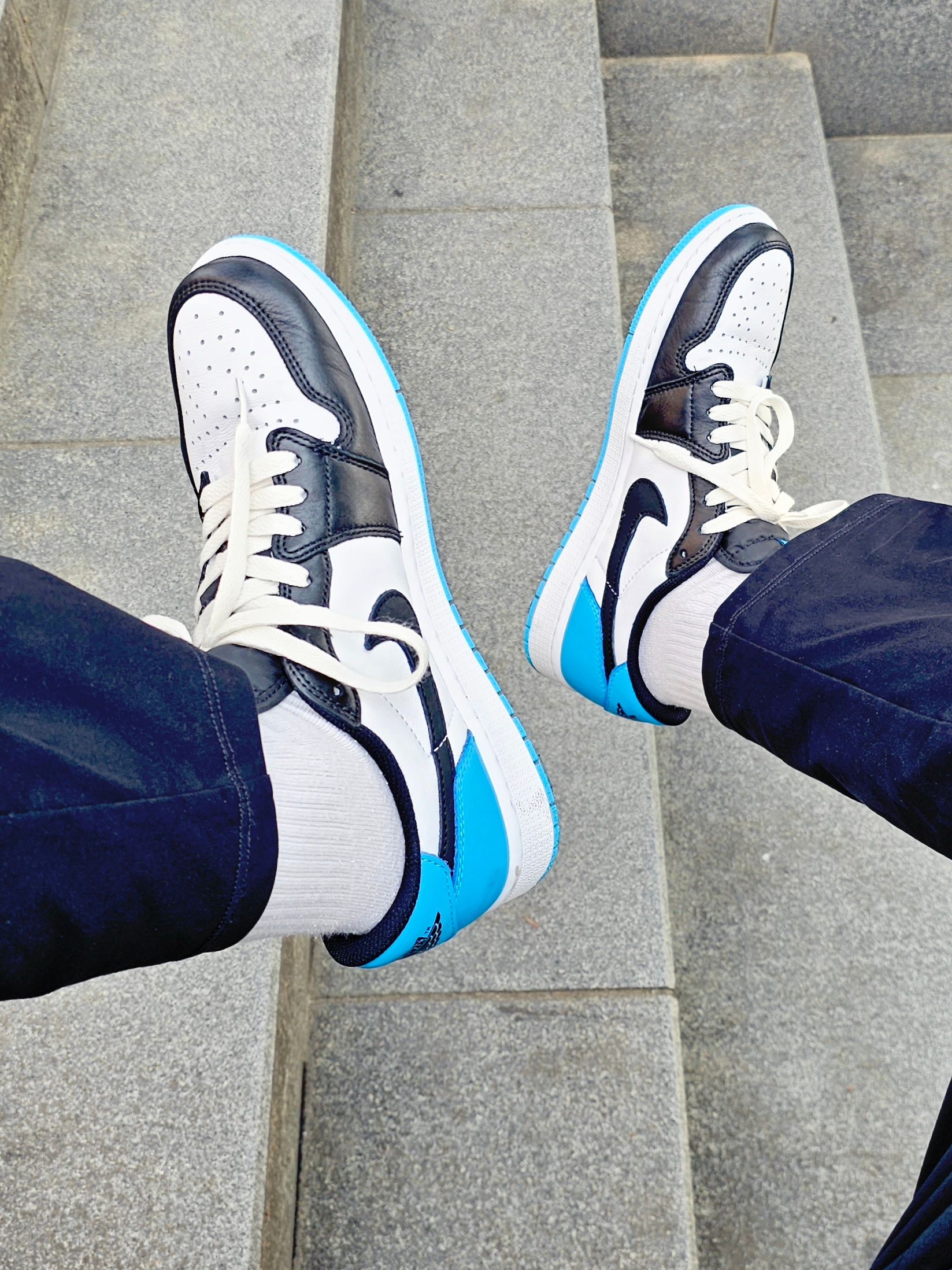 Jordan 1 Retro Low OG Black and Dark Powder Blue 착용 스타일 - 3