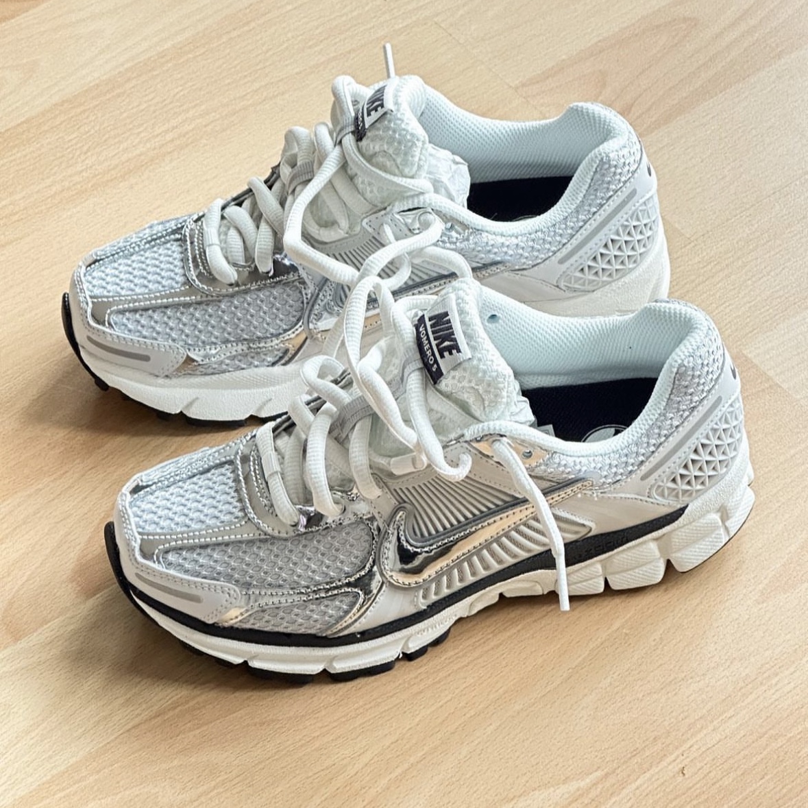 (W) Nike Zoom Vomero 5 Photon Dust and Metallic Silver 착용 스타일