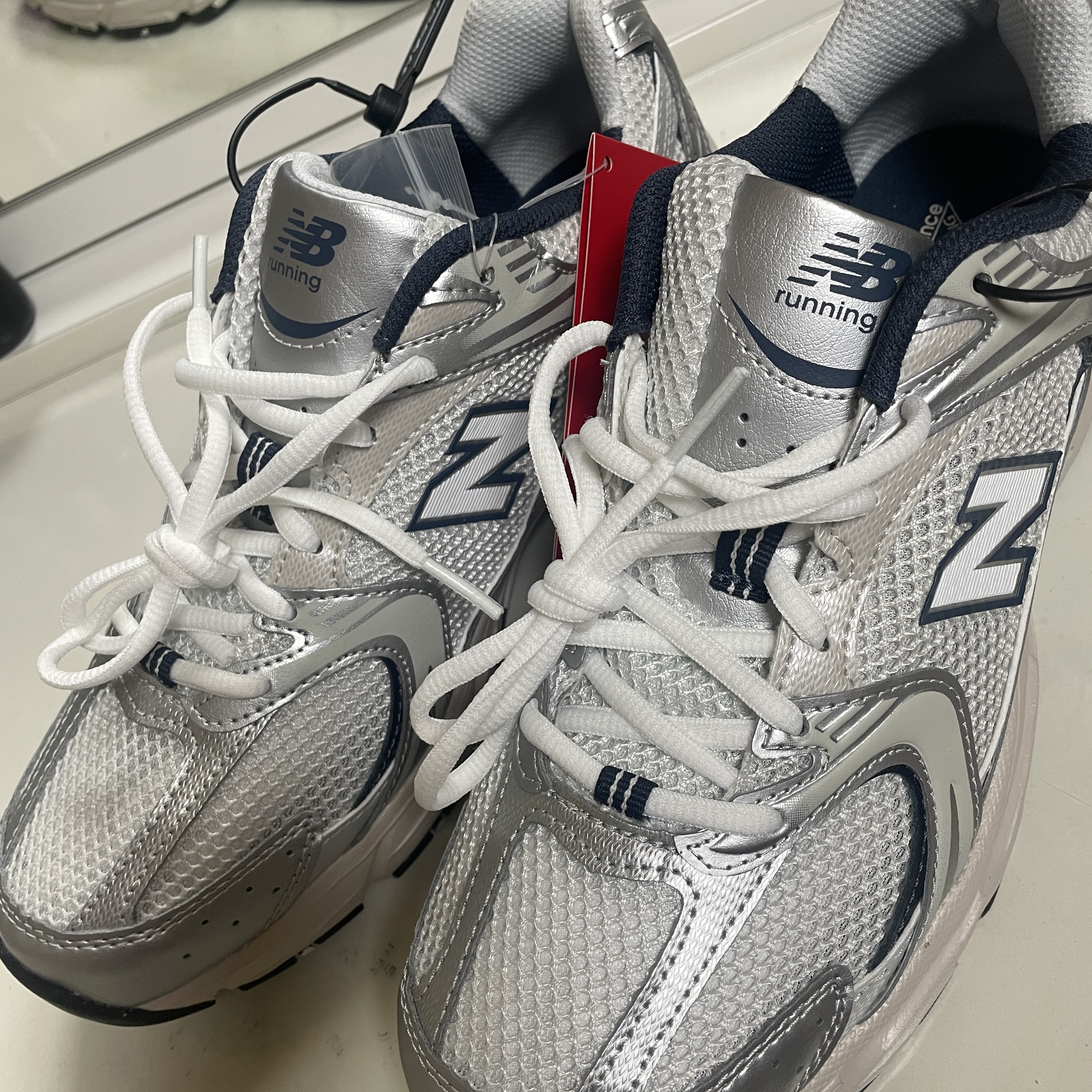 New Balance 530 Steel Grey 착용 스타일 - 2