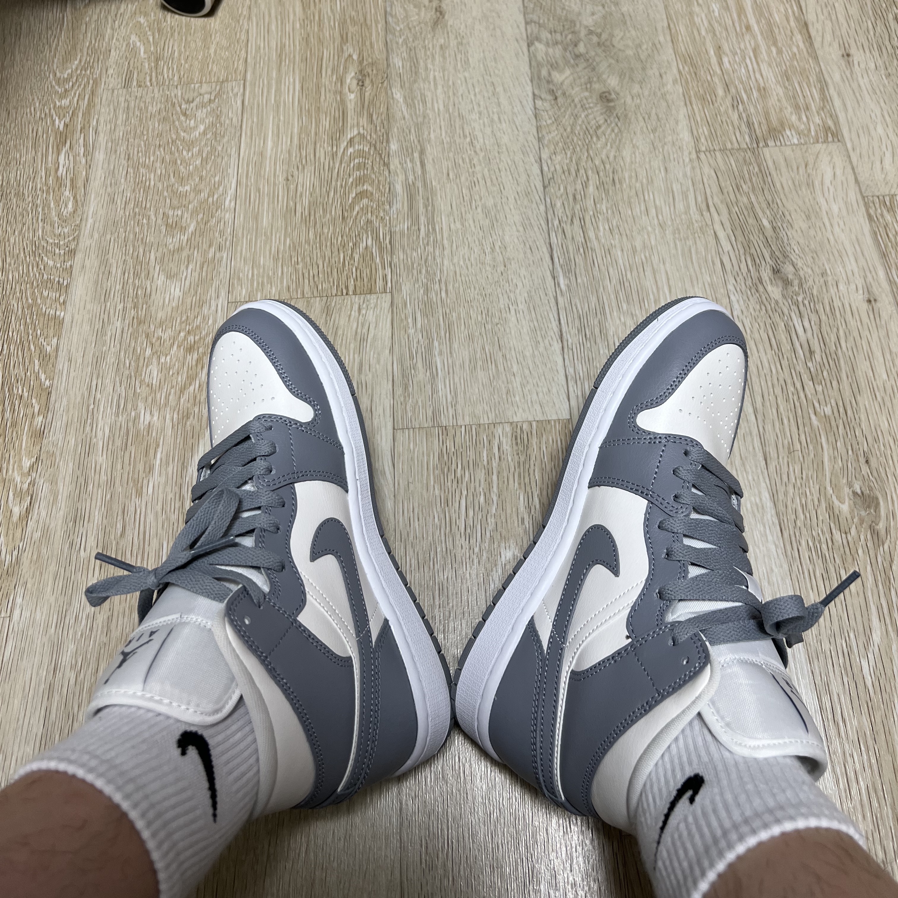 (W) Jordan 1 Mid Sail Stealth, Nike Everyday Lightweight Training Ankle Socks White Black (3 Pack/Korean Ver.) 착용 스타일