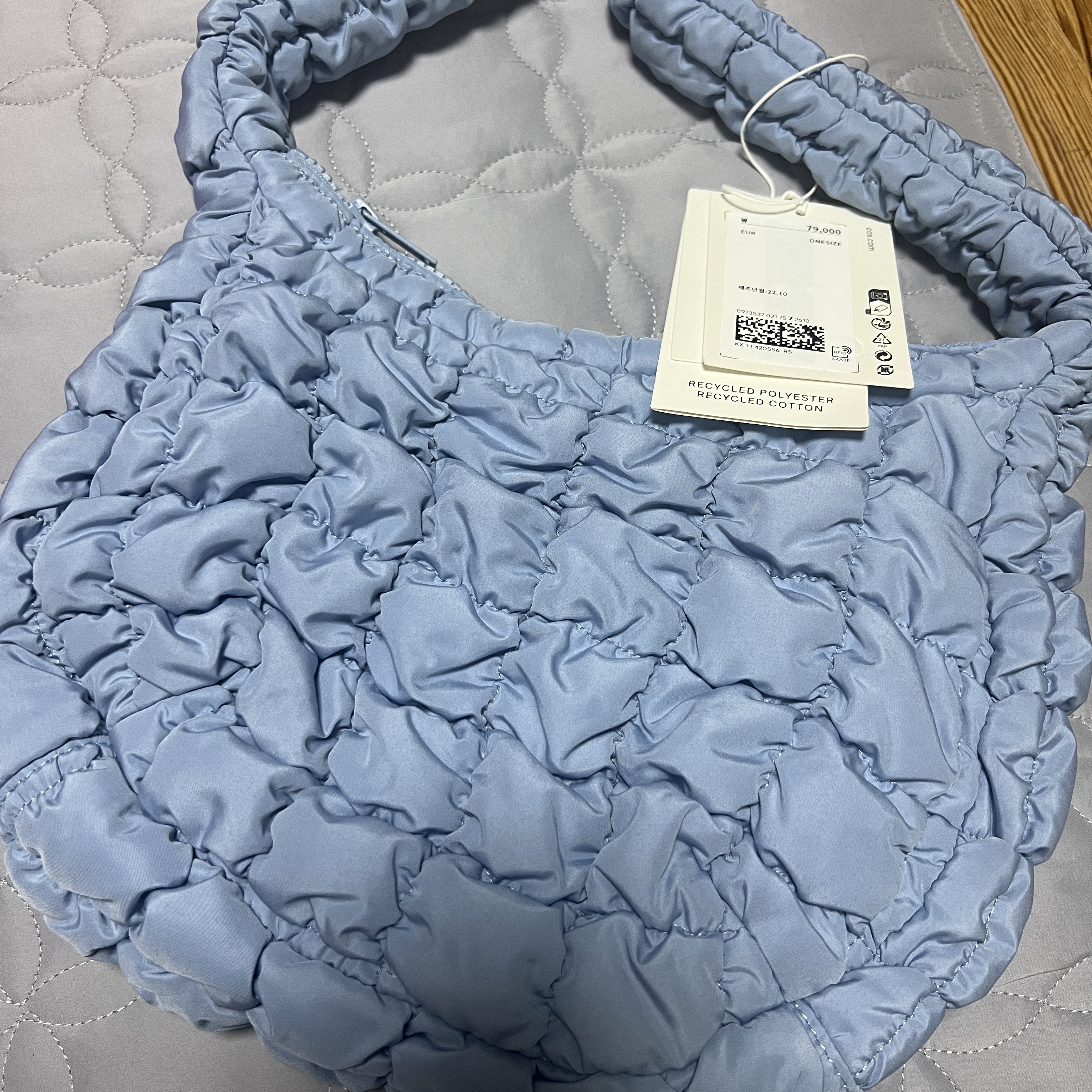 COS Quilted Mini Bag Light Blue 착용 스타일