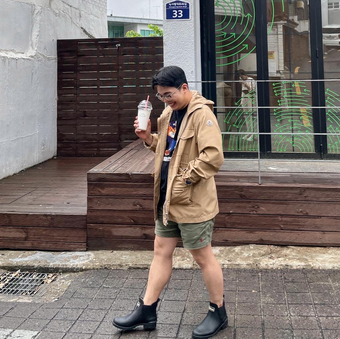 (W) Barbour Wilton Wellingtons Boots Black, Maison Kitsune Dressed Fox Print Easy T-Shirt Black 착용 스타일 - 1