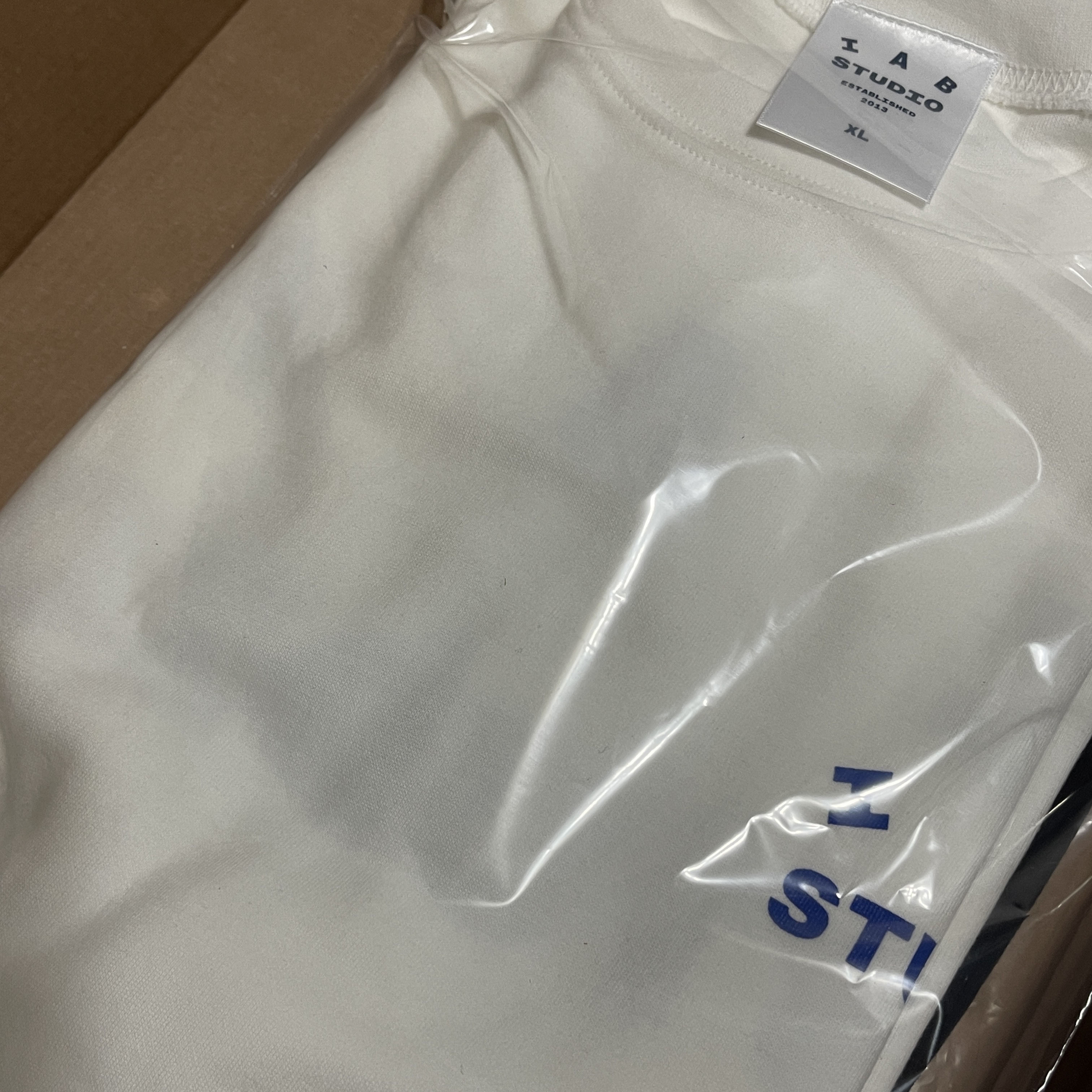 IAB Studio 10th Anniversary T-Shirts Pack White & Black (2 Pack) 착용 스타일 - 2