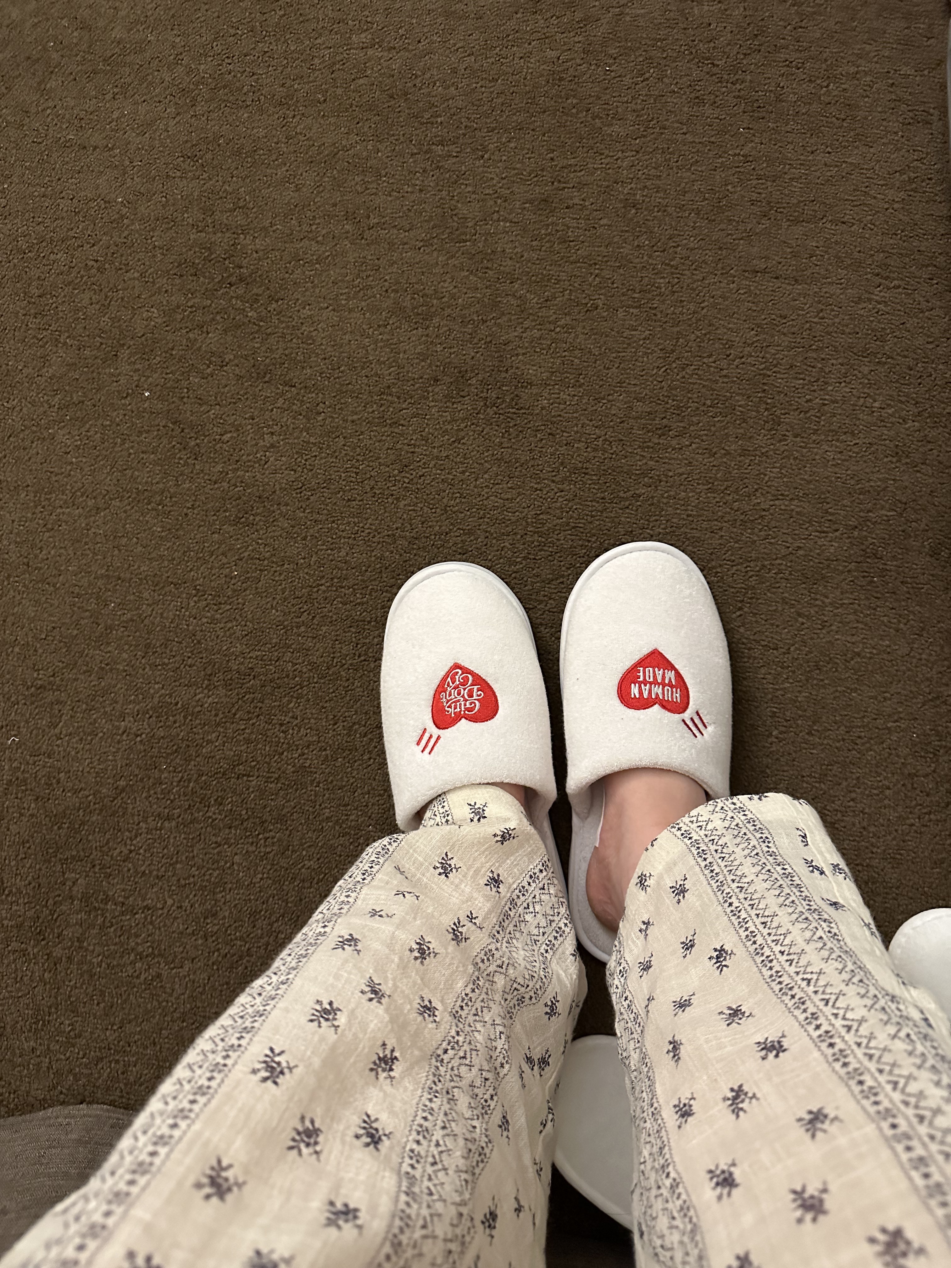 Human Made x Verdy Girls Don't Cry Room Slippers Red 착용 스타일 - 2