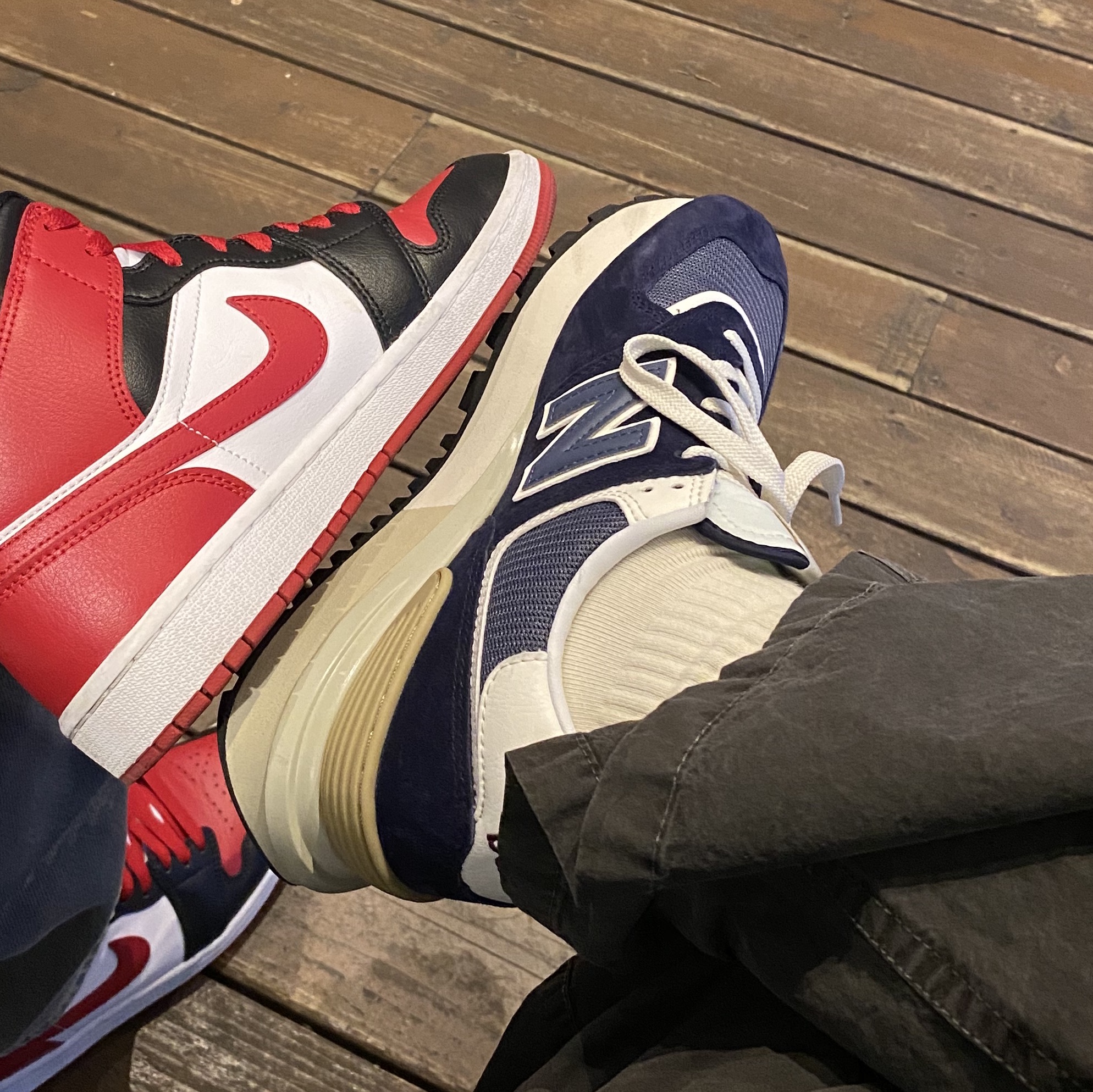 New Balance 574 Legacy Navy, (W) Jordan 1 Mid Black and Gym Red 착용 스타일