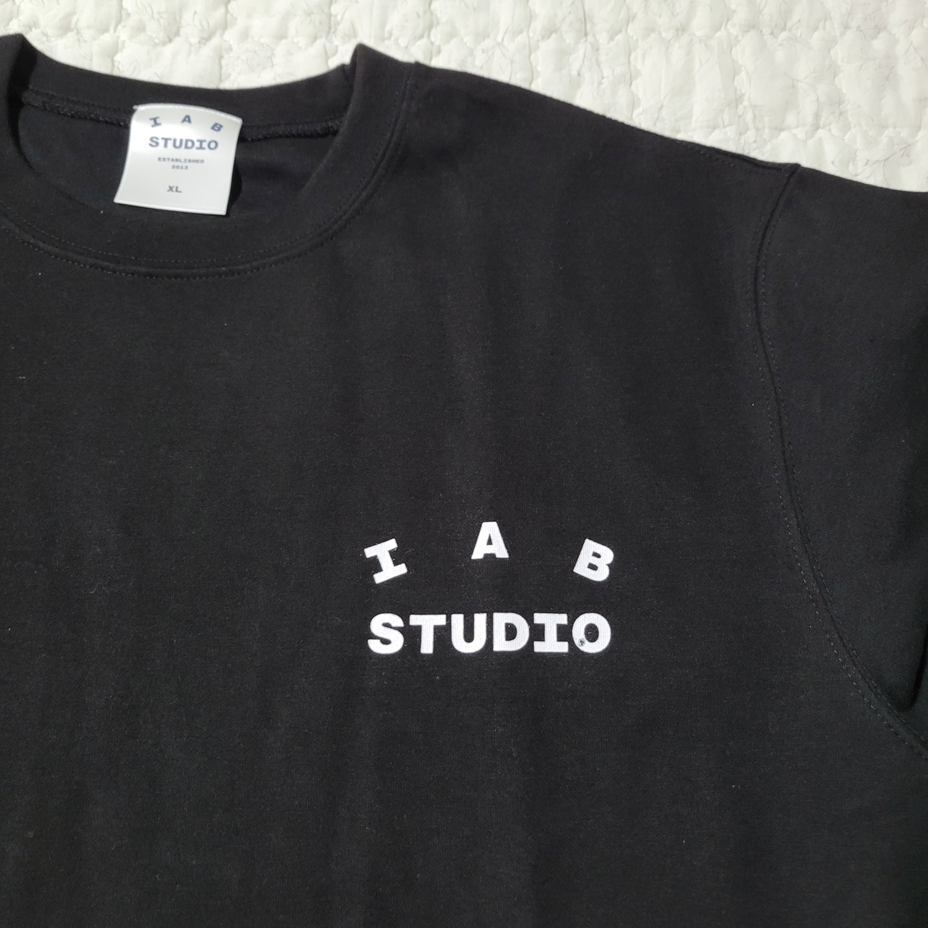 IAB Studio 10th Anniversary T-Shirts Pack White & Black (2 Pack) 착용 스타일 - 1