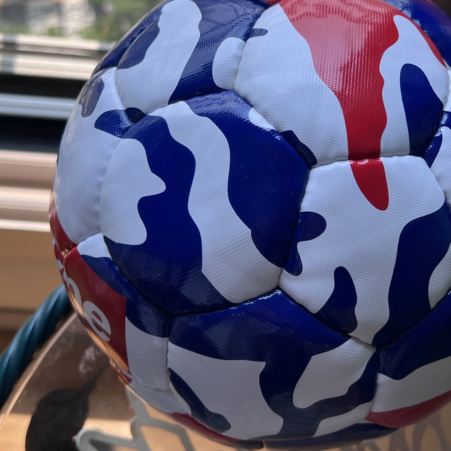 Supreme x Umbro Soccer Ball Red Camo - 22SS 착용 스타일 - 2
