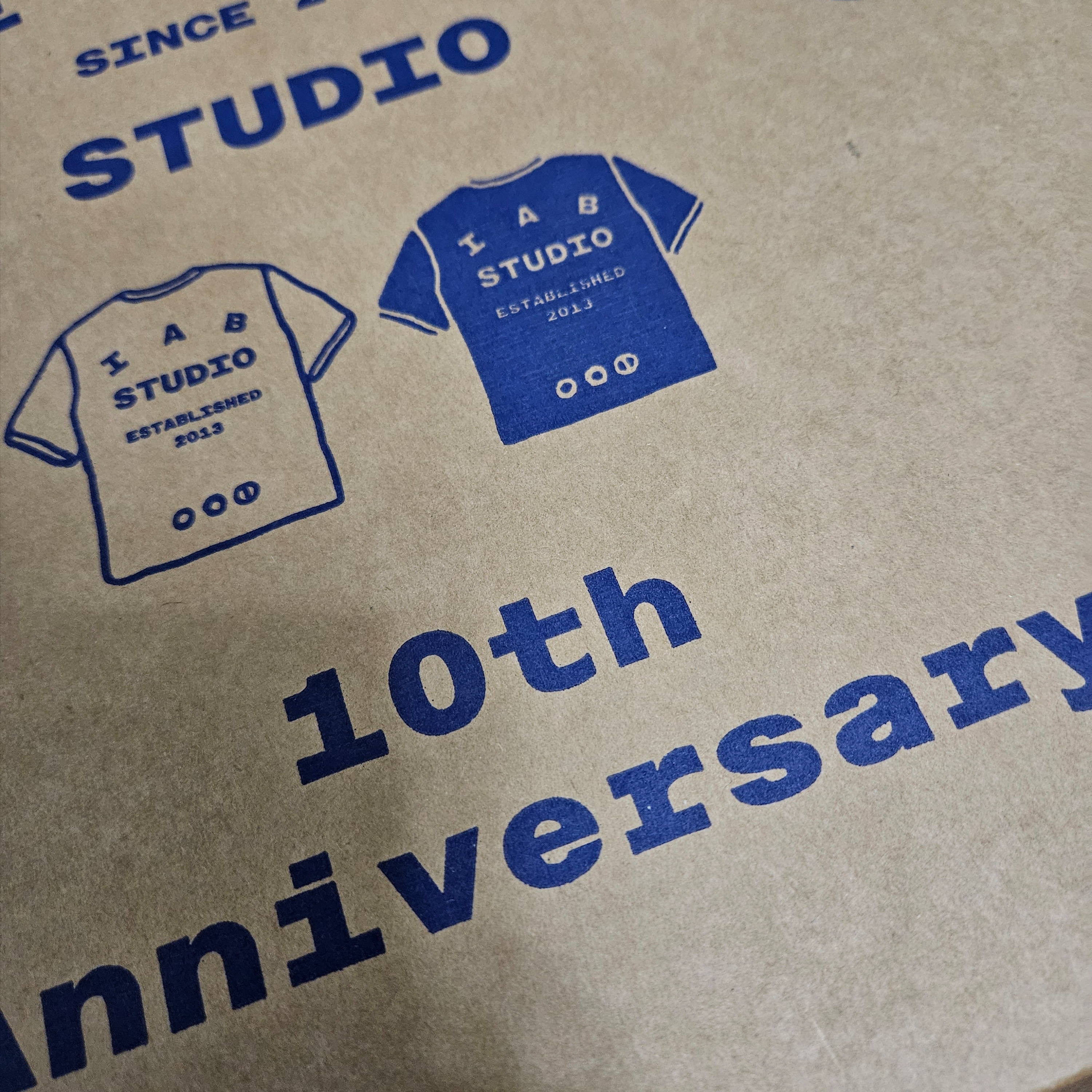 IAB Studio 10th Anniversary T-Shirts Pack White & Black (2 Pack) 착용 스타일