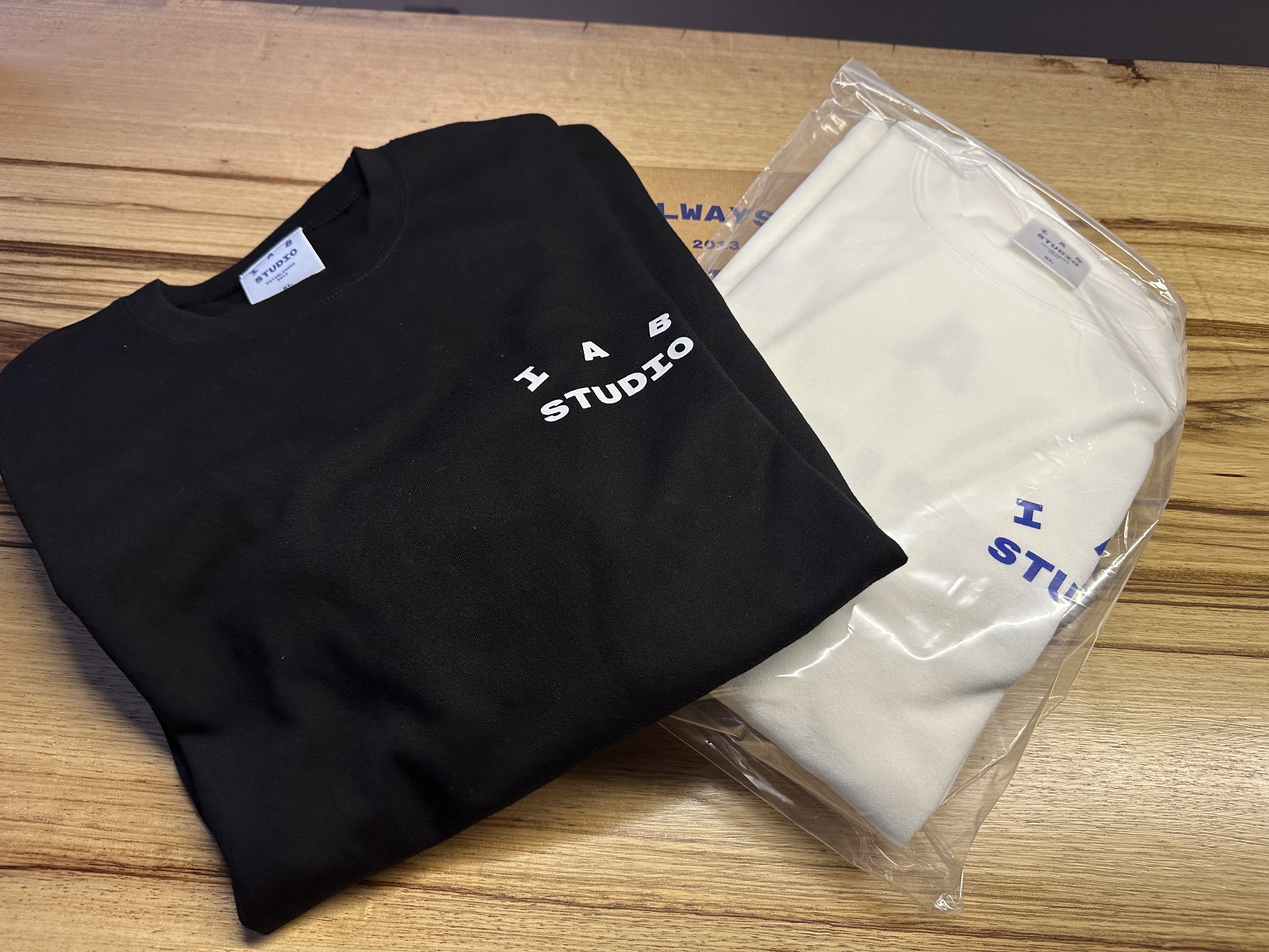 IAB Studio 10th Anniversary T-Shirts Pack White & Black (2 Pack) 착용 스타일