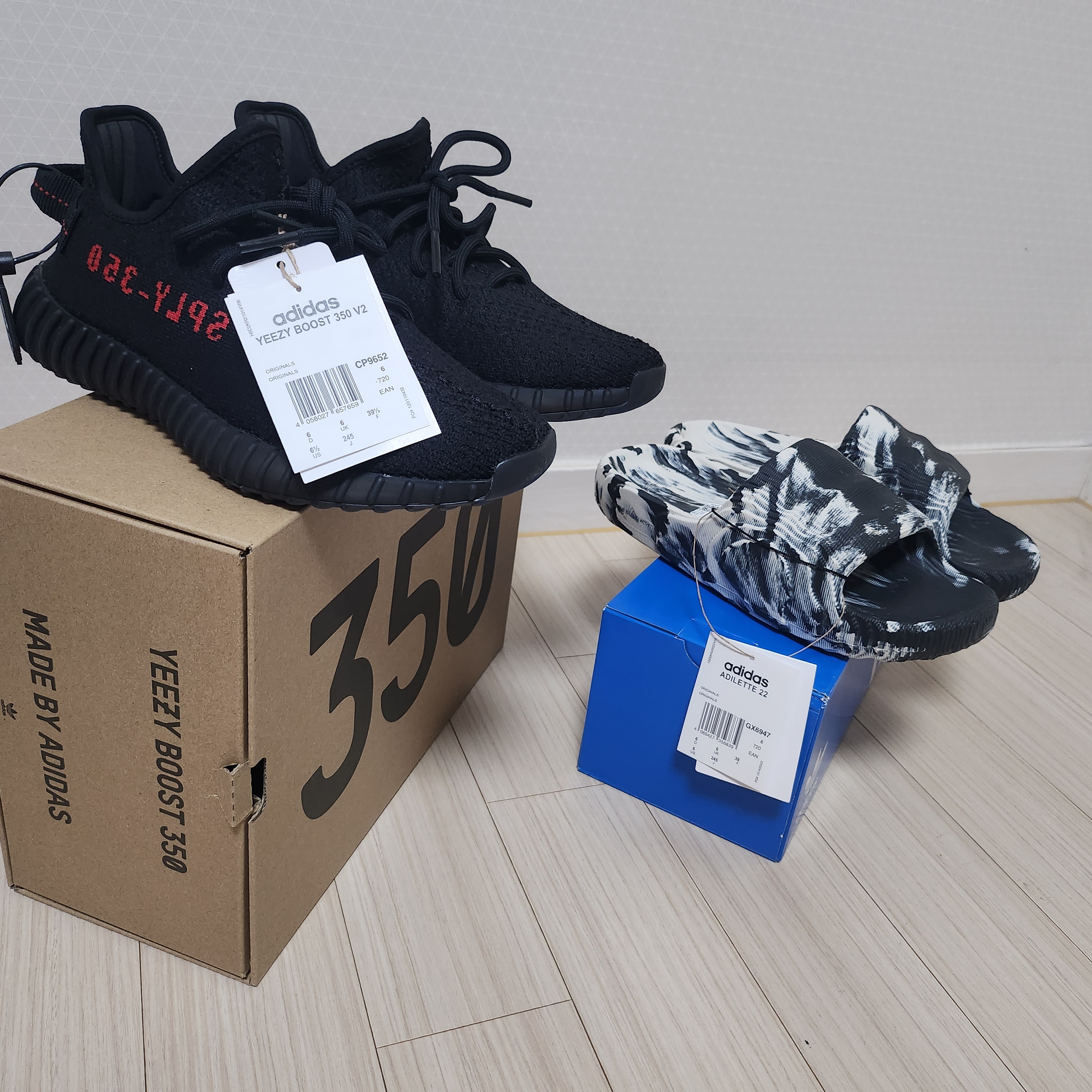 Adidas Yeezy Boost 350 V2 Black Red 2020, Adidas Adilette 22 Carbon Aluminium 착용 스타일
