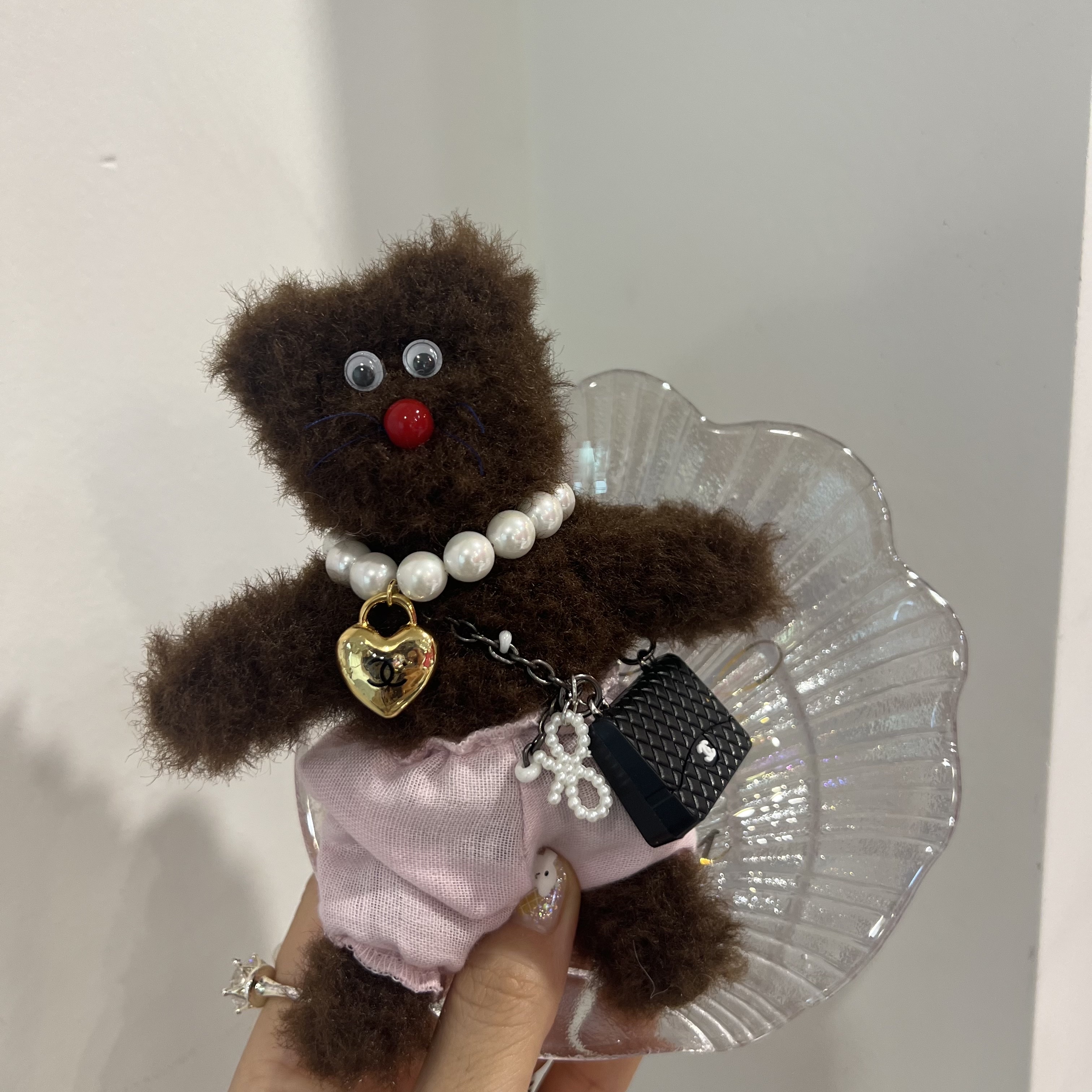 [KREAM 단독] Monamhee Bred Keyring with Pink Pants Brown, Chanel Small Backpack Grained Shiny Calfskin & Gold Black 착용 스타일 - 5