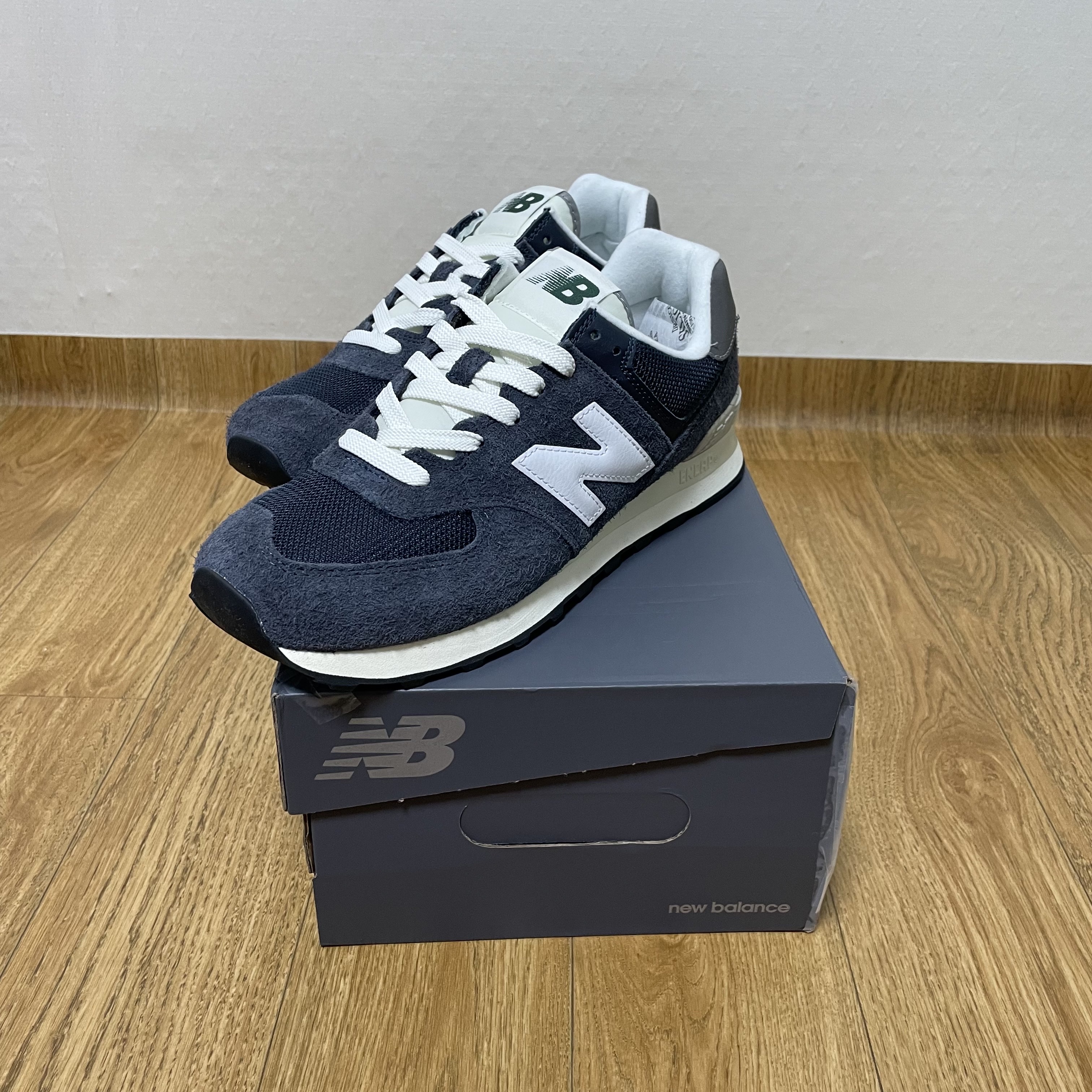 New Balance 574 Heritage Navy 착용 스타일