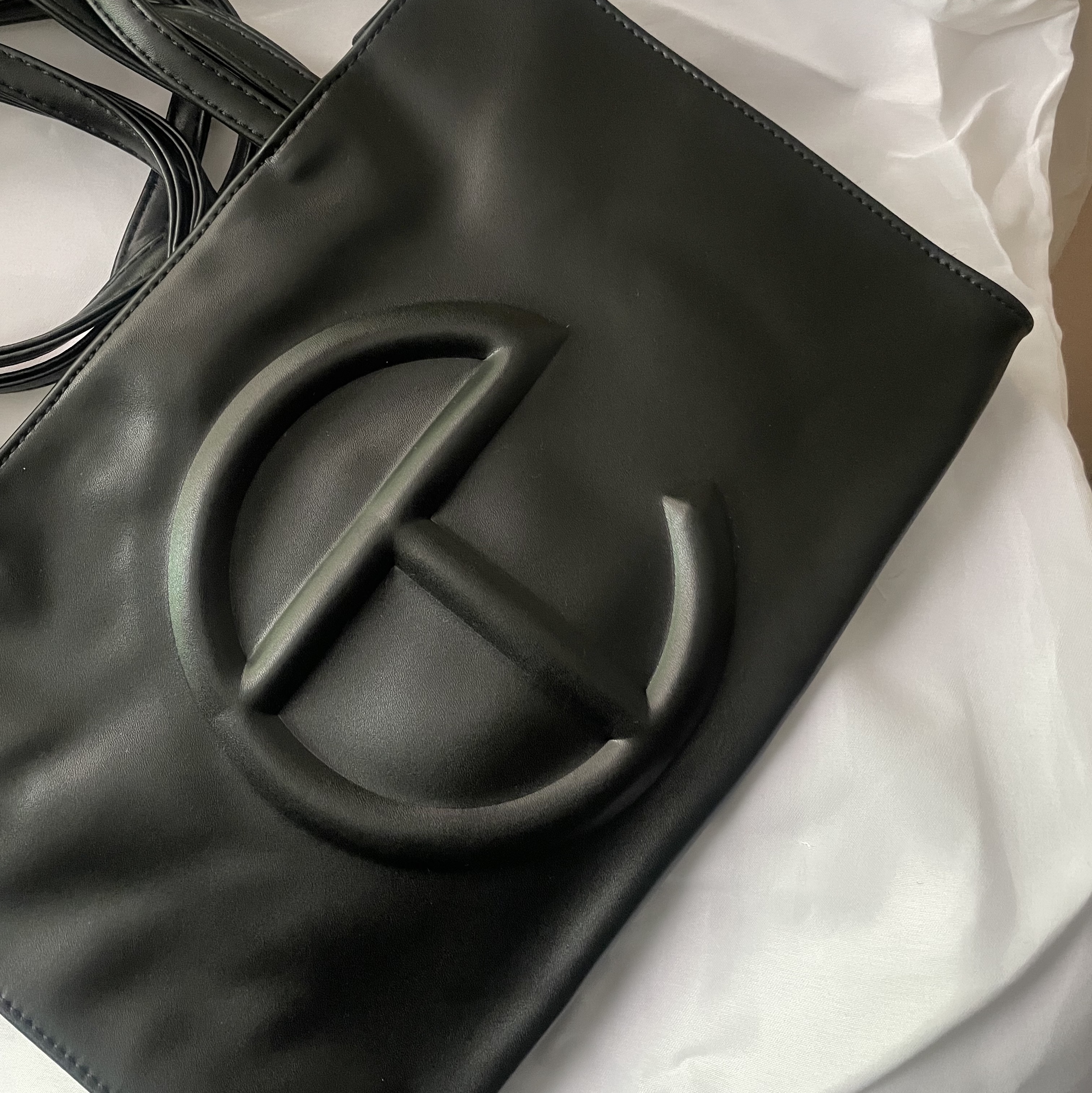 Telfar Medium Shopping Bag Black, (GS) Jordan 1 Low Stealth and White 착용 스타일 - 3