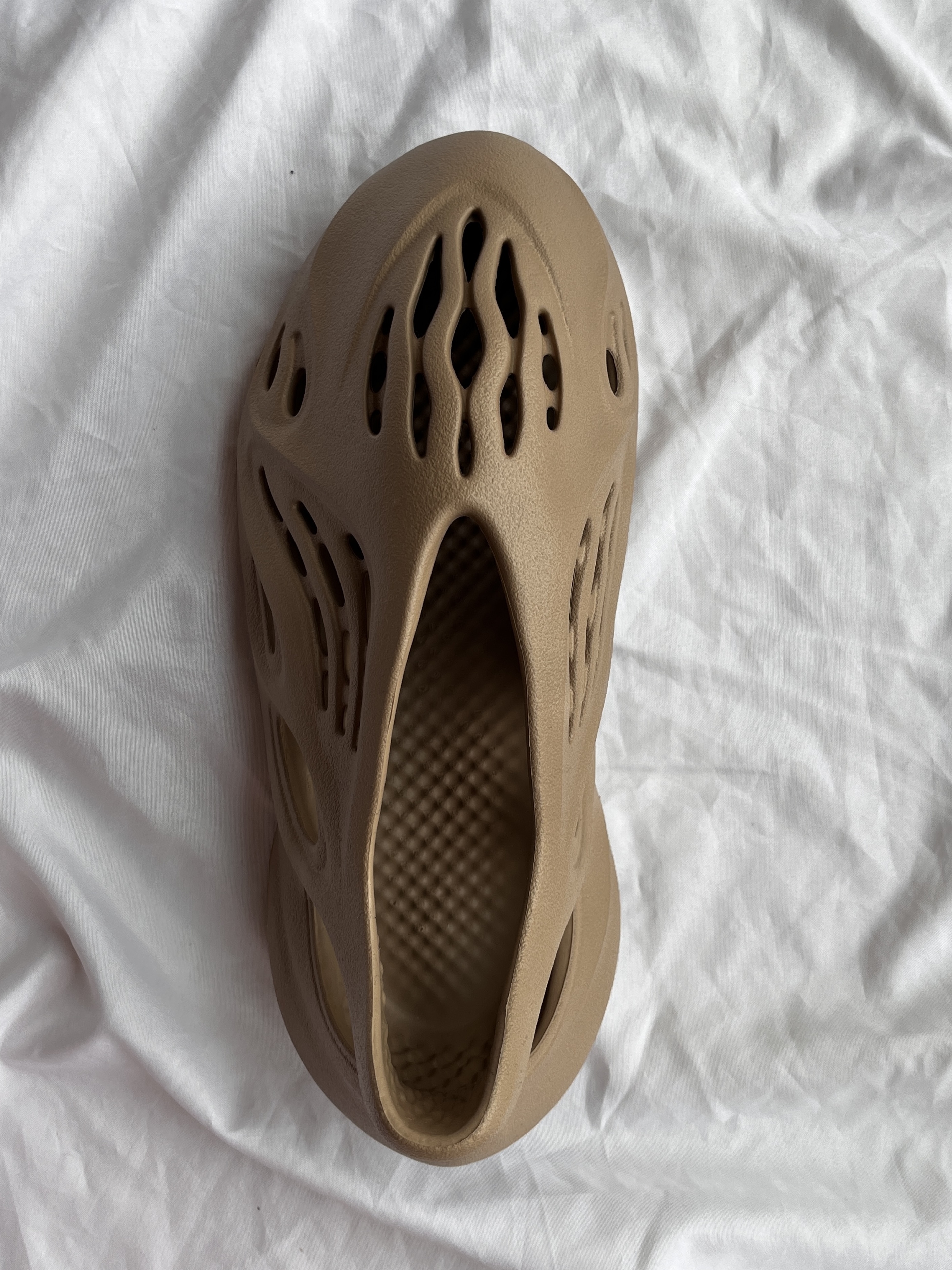 Adidas Yeezy Foam RNNR Clay Taupe 착용 스타일 - 3