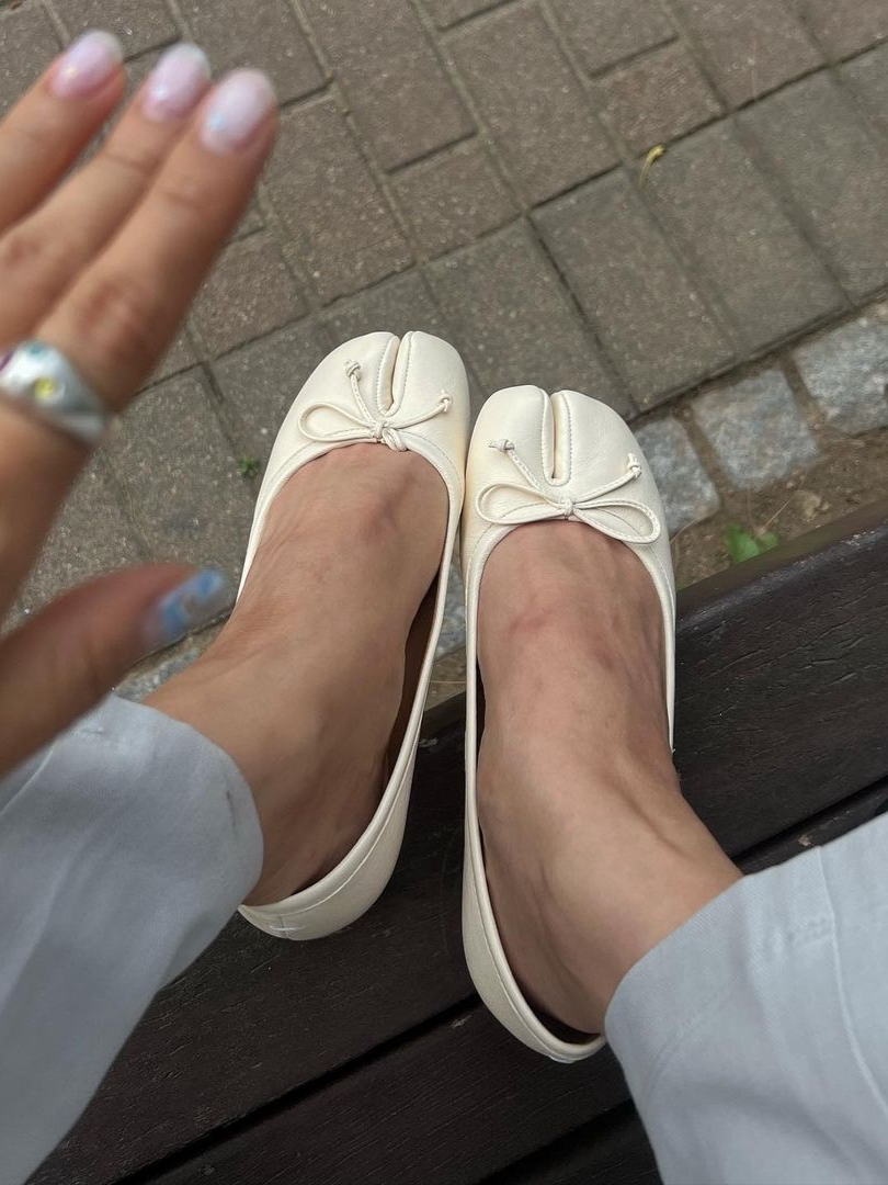 (W) Maison Margiela Tabi Ballet Flat Shoes Ivory 착용 스타일