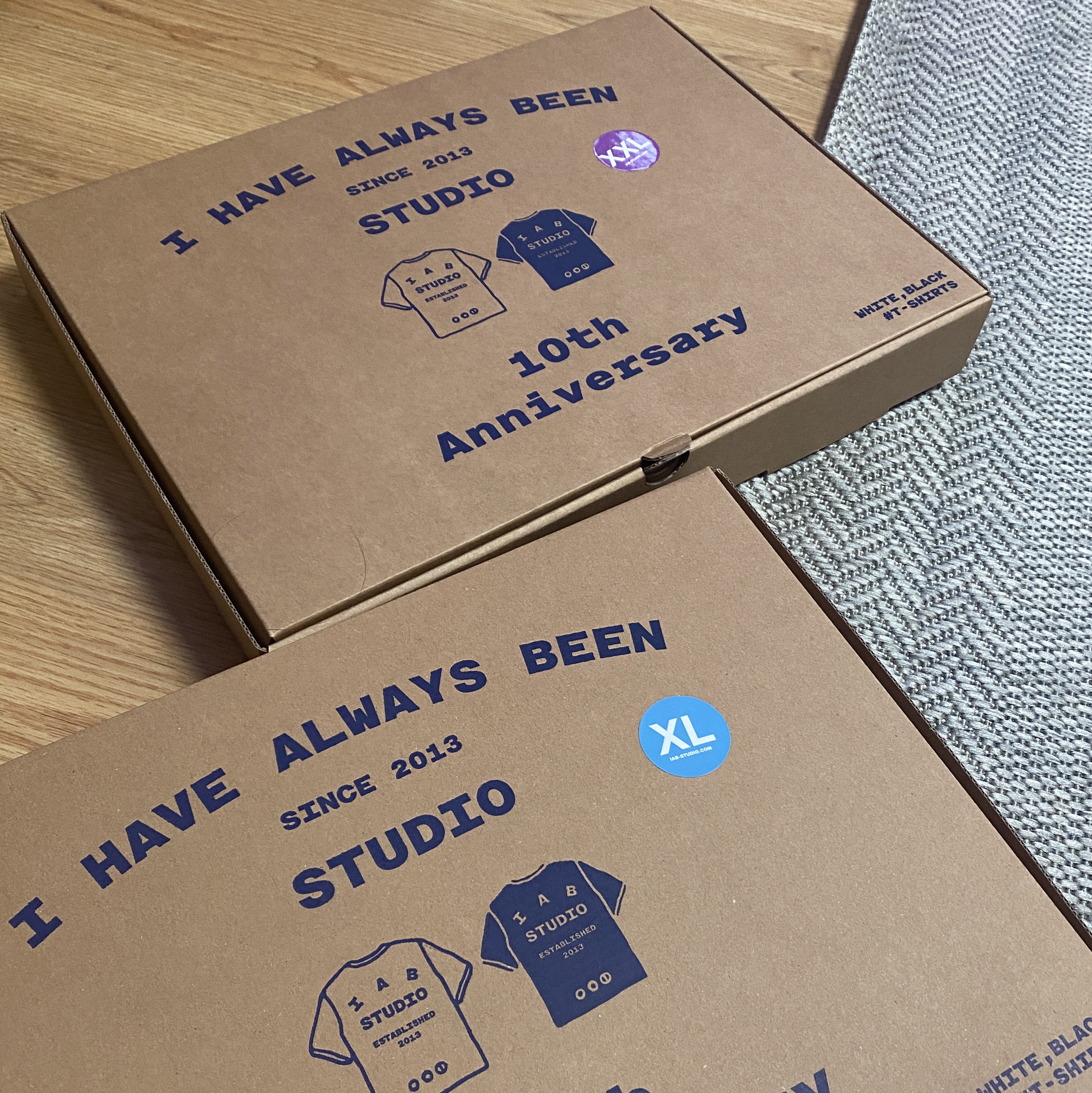 IAB Studio 10th Anniversary T-Shirts Pack White & Black (2 Pack) 착용 스타일