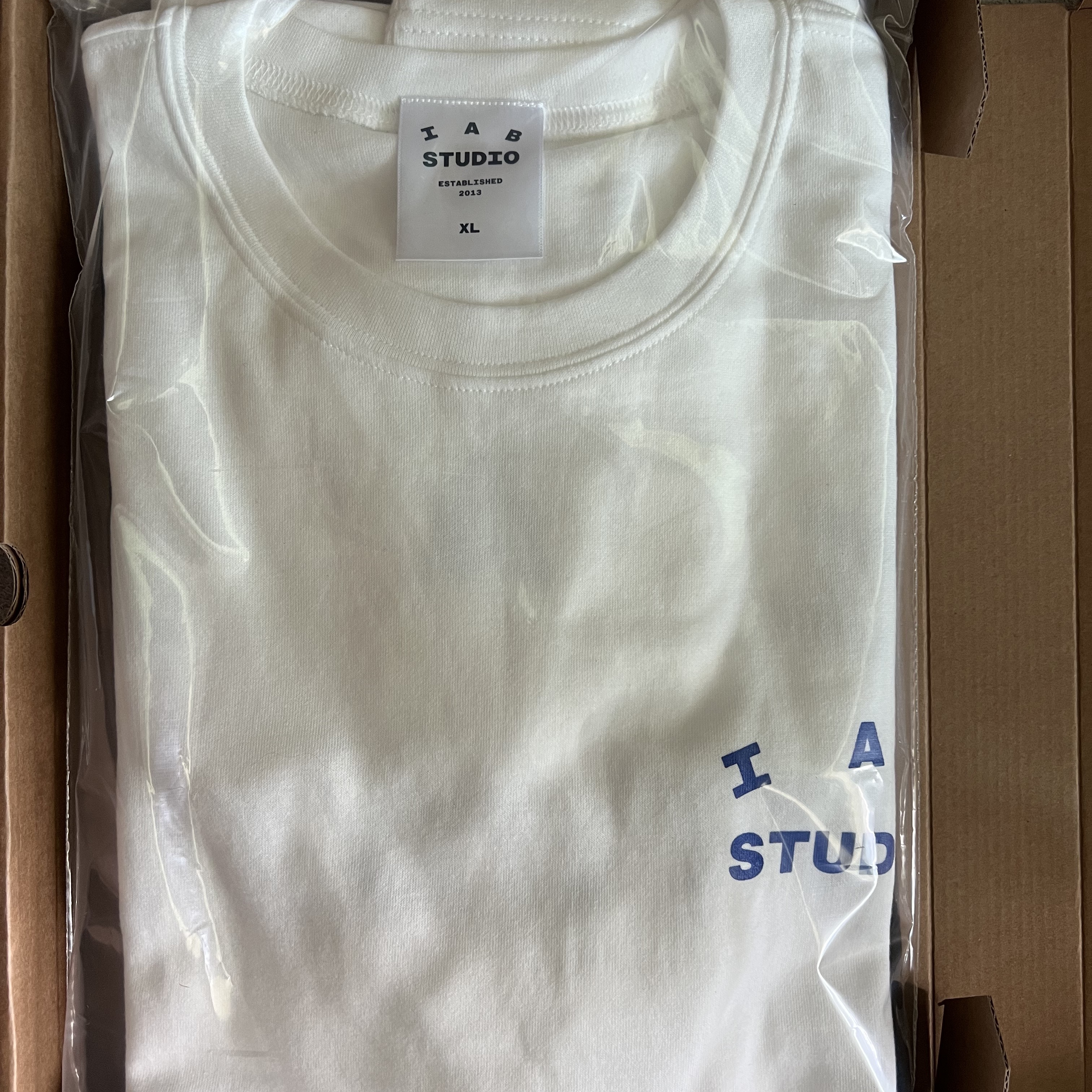 IAB Studio 10th Anniversary T-Shirts Pack White & Black (2 Pack) 착용 스타일 - 2