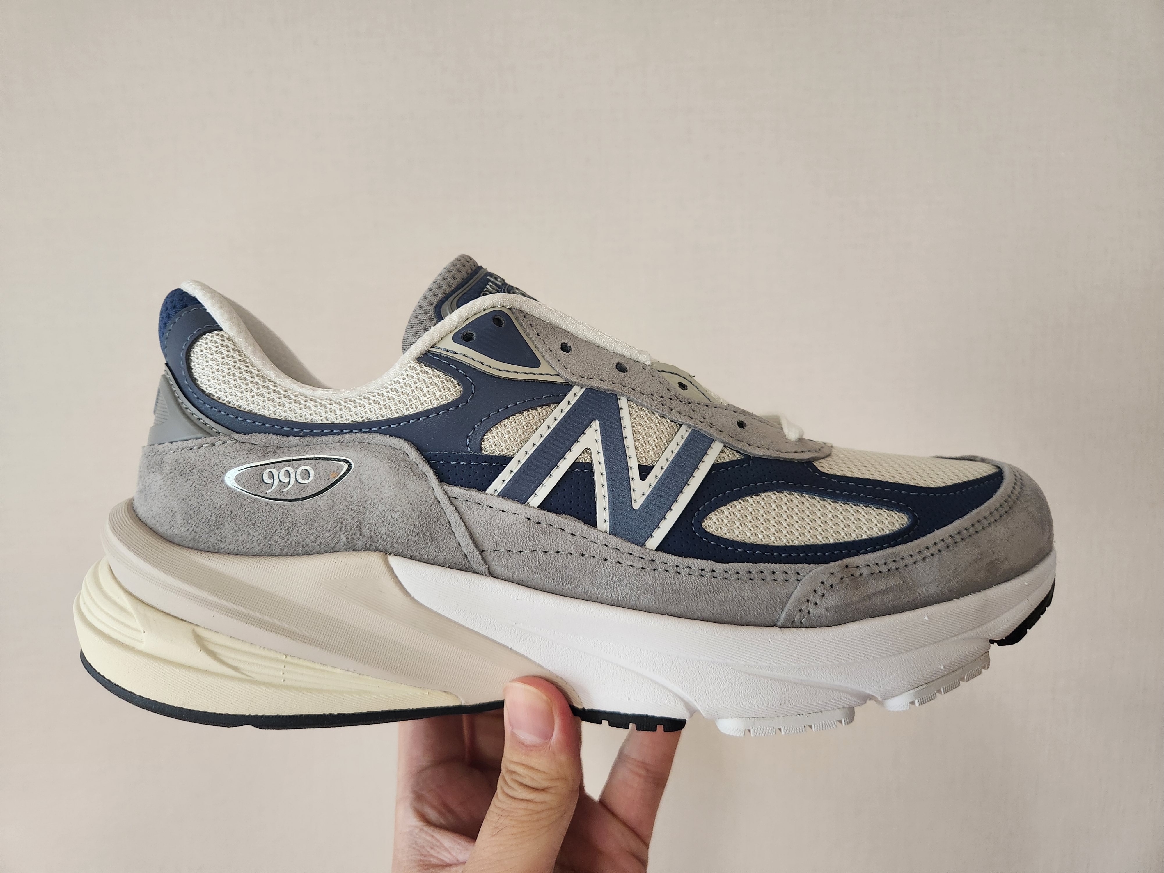 New Balance 990v6 Made in USA Gray Suede 착용 스타일
