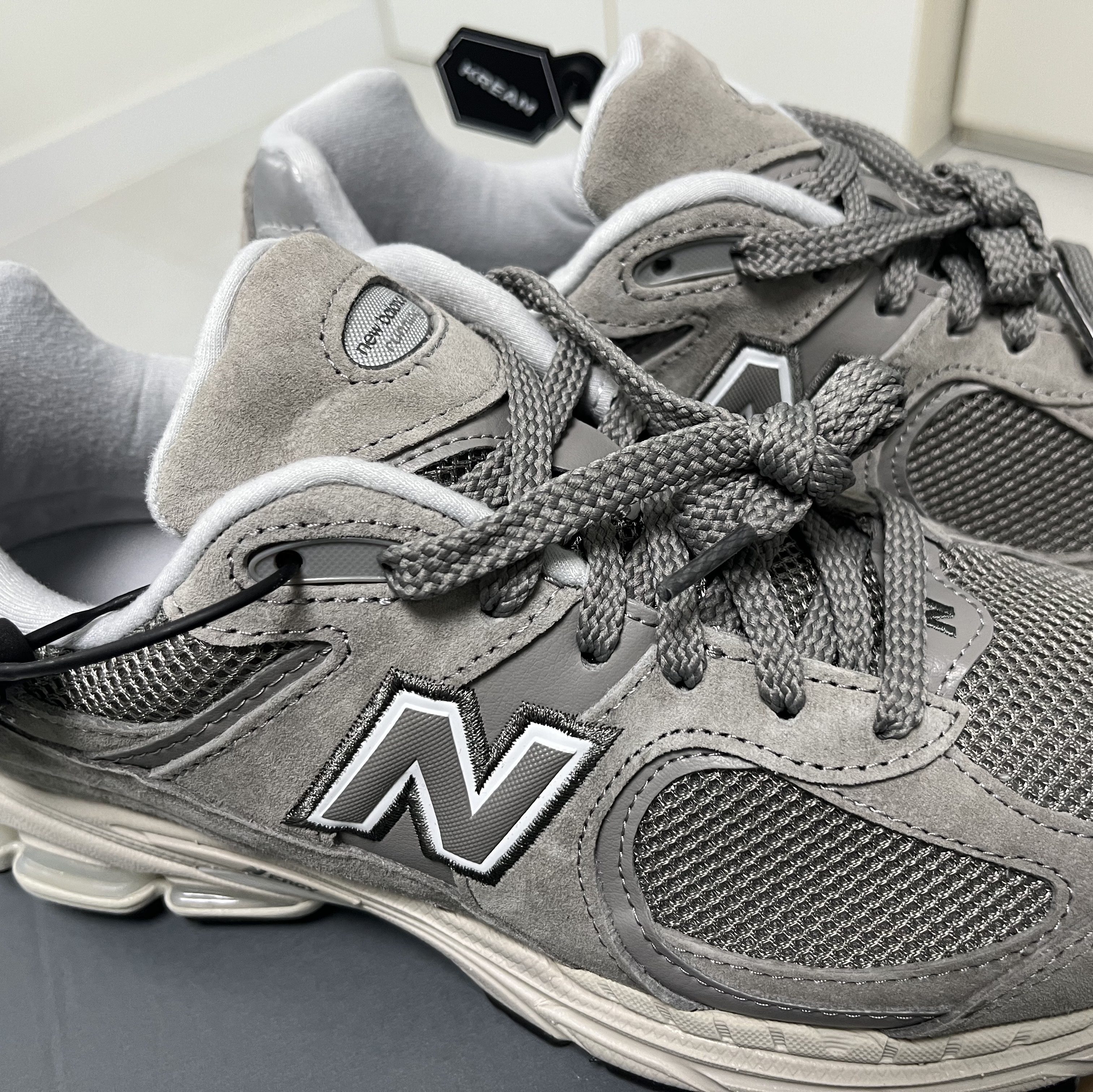 New Balance 2002R Grey 착용 스타일 - 1