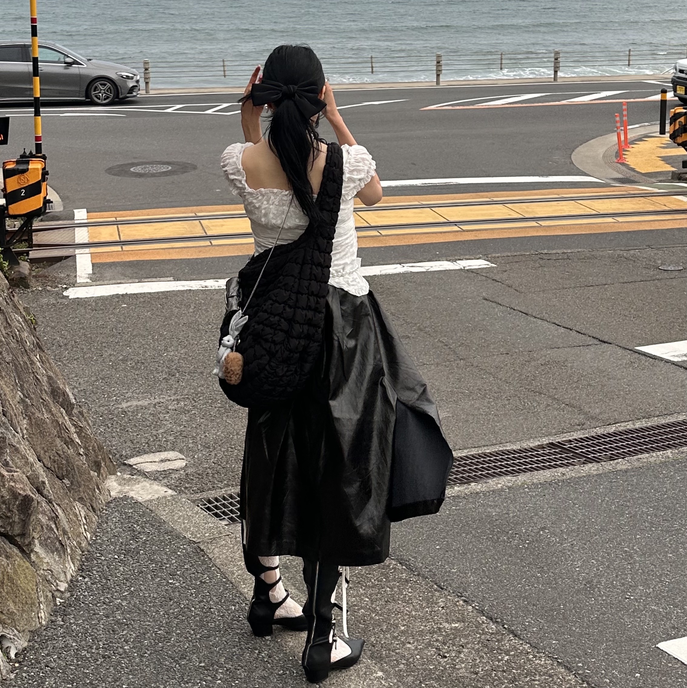 COS Quilted Oversized Shoulder Bag Black 착용 스타일 - 3