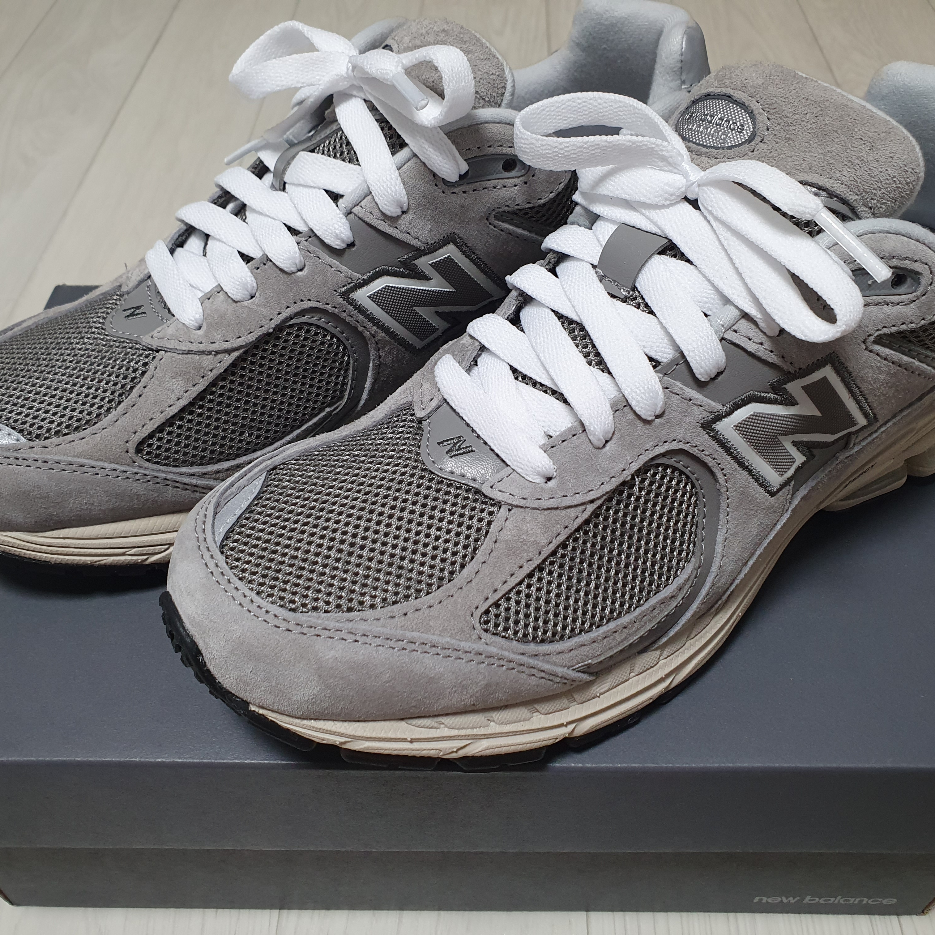 New Balance 2002R Grey 착용 스타일