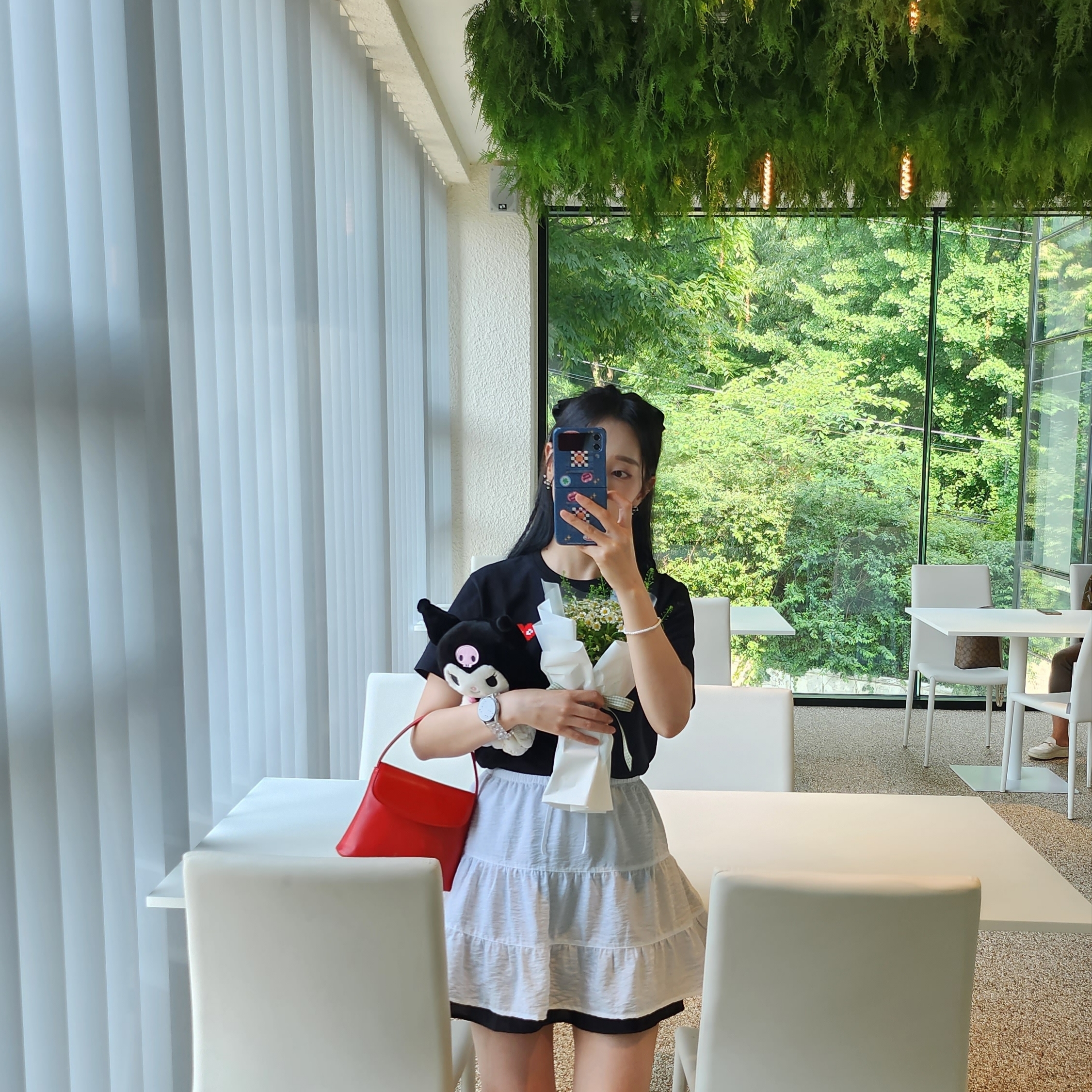 (W) Play Comme des Garcons Red Heart T-Shirt Black, COS Quilted Nano Bag Beige 착용 스타일 - 3