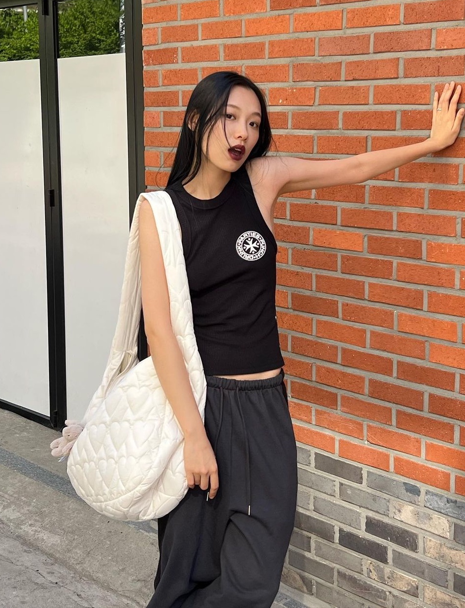 펀치 드렁크 파티즈 우먼 마더스 워리 탱크 탑 블랙 착용 스타일 - 1