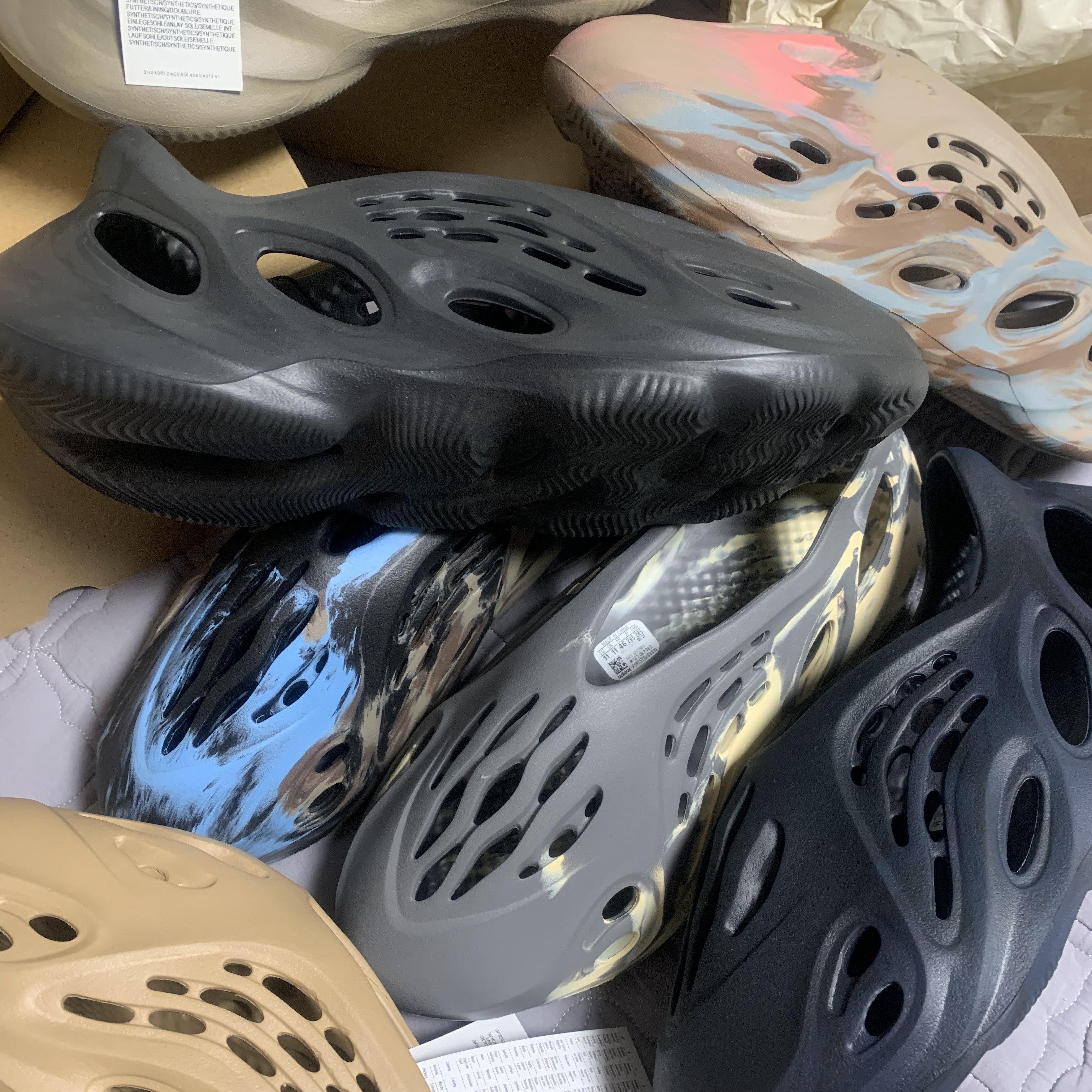 Adidas Yeezy Foam RNNR MX Cinder, Adidas Yeezy Foam RNNR MXT Moon Gray 착용 스타일