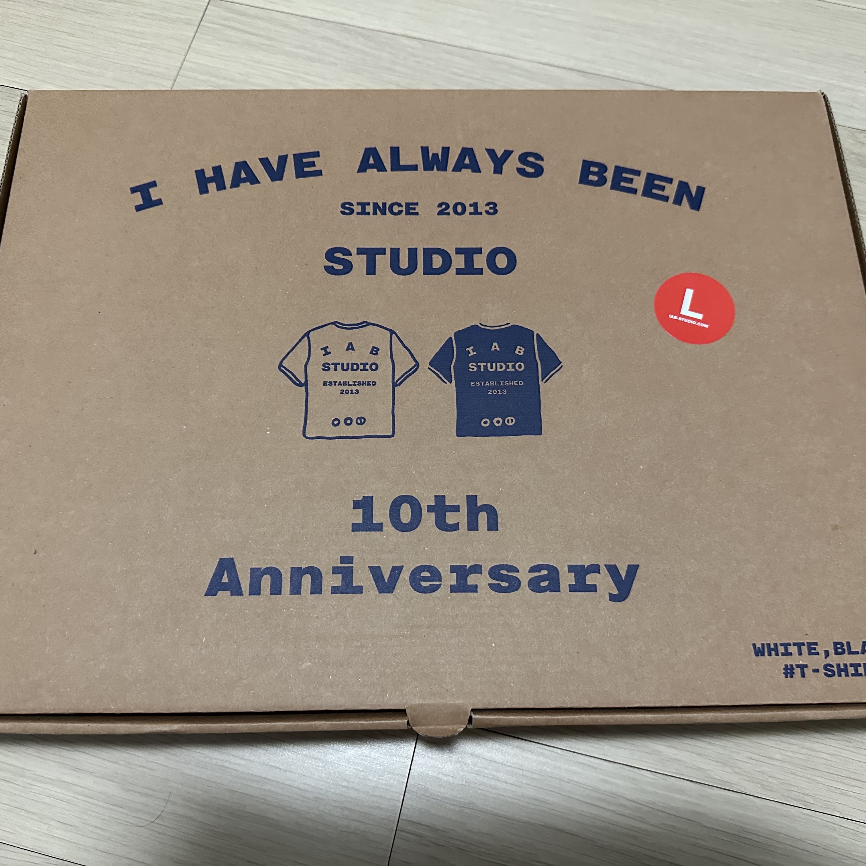 IAB Studio 10th Anniversary T-Shirts Pack White & Black (2 Pack) 착용 스타일 - 1