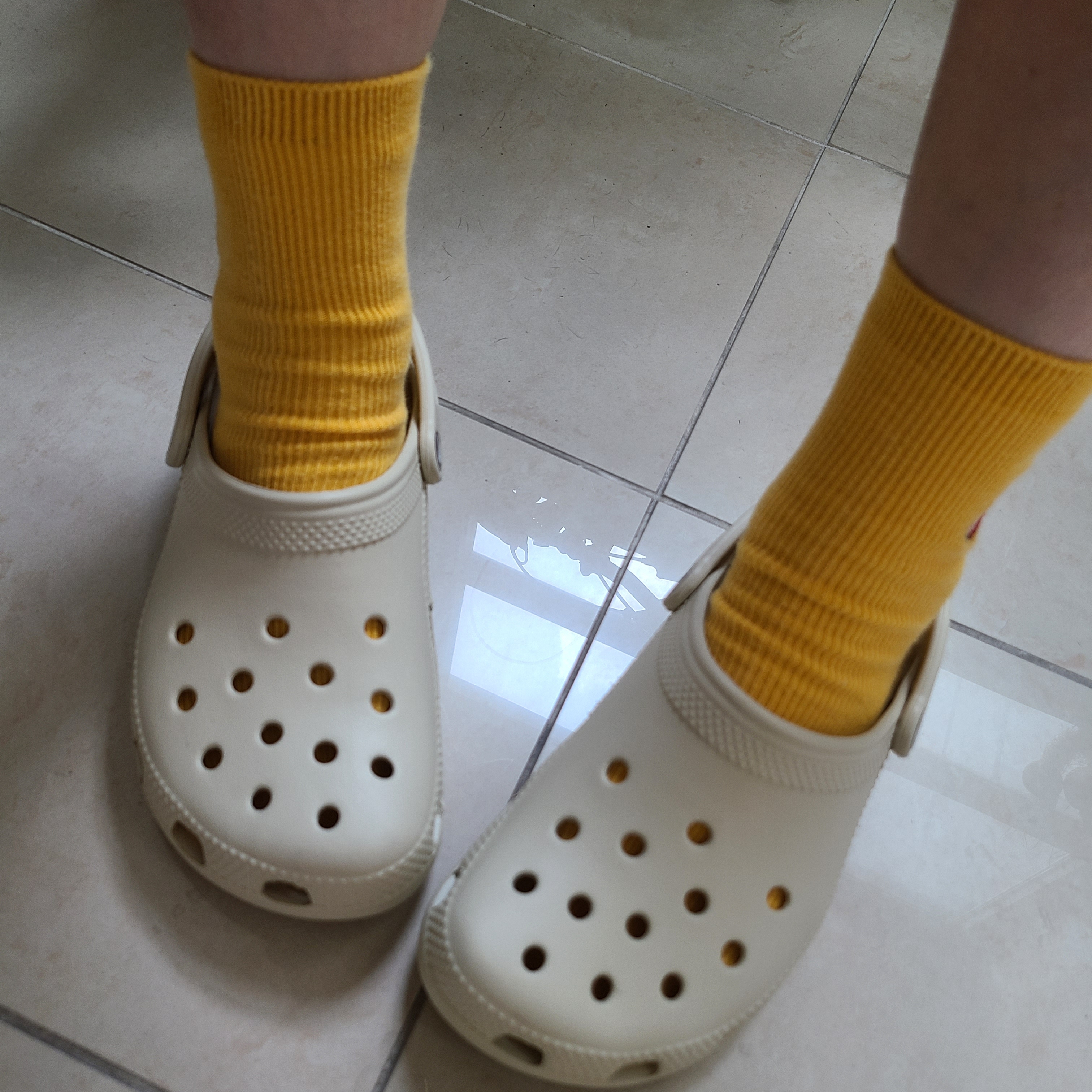 Crocs Classic Clog Bone 착용 스타일