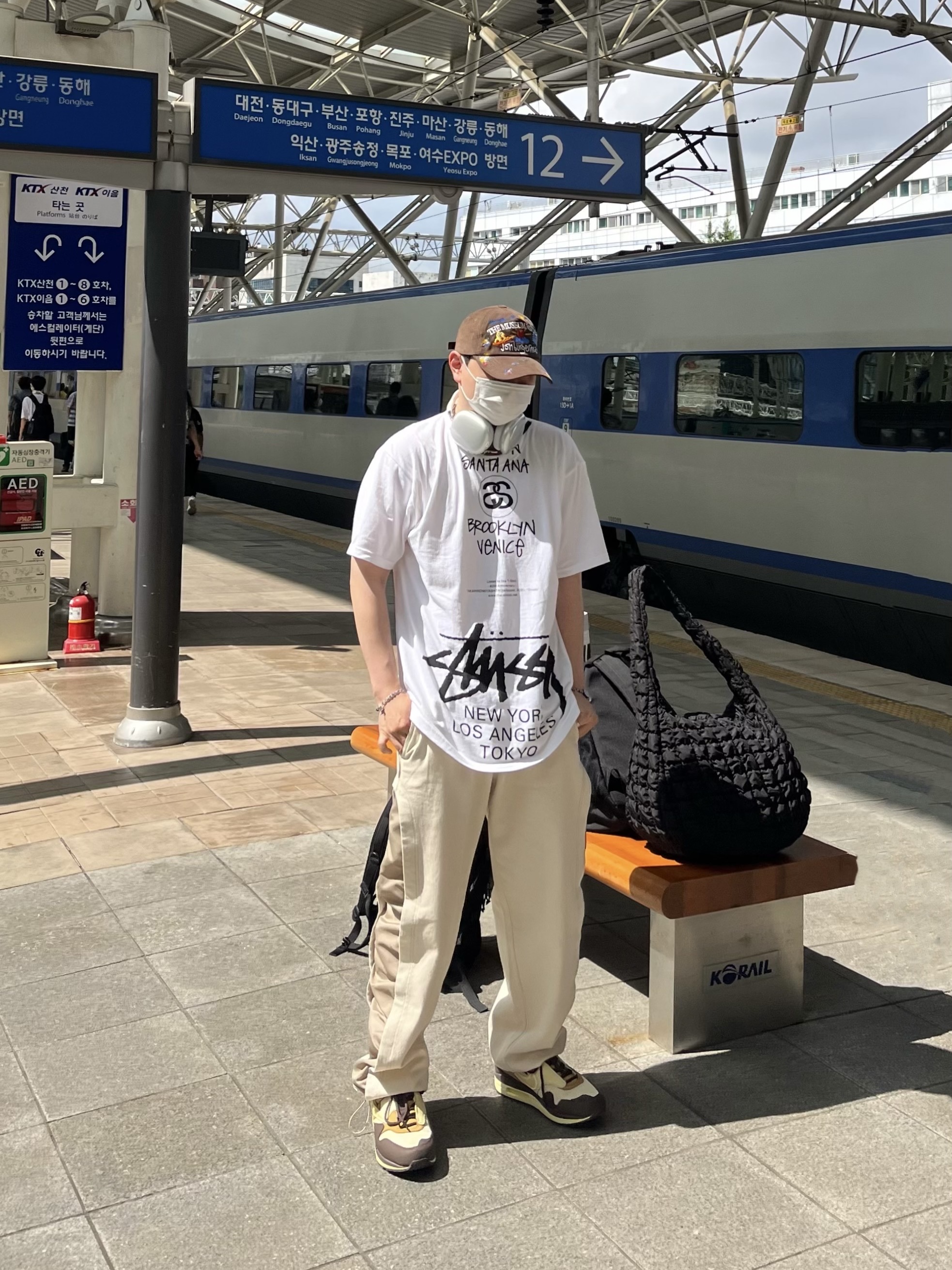 Nike x Travis Scott Air Max 1 Cact.us Brown, Stussy x Takahiromiyashita The Soloist 40 WT T-Shirt 착용 스타일