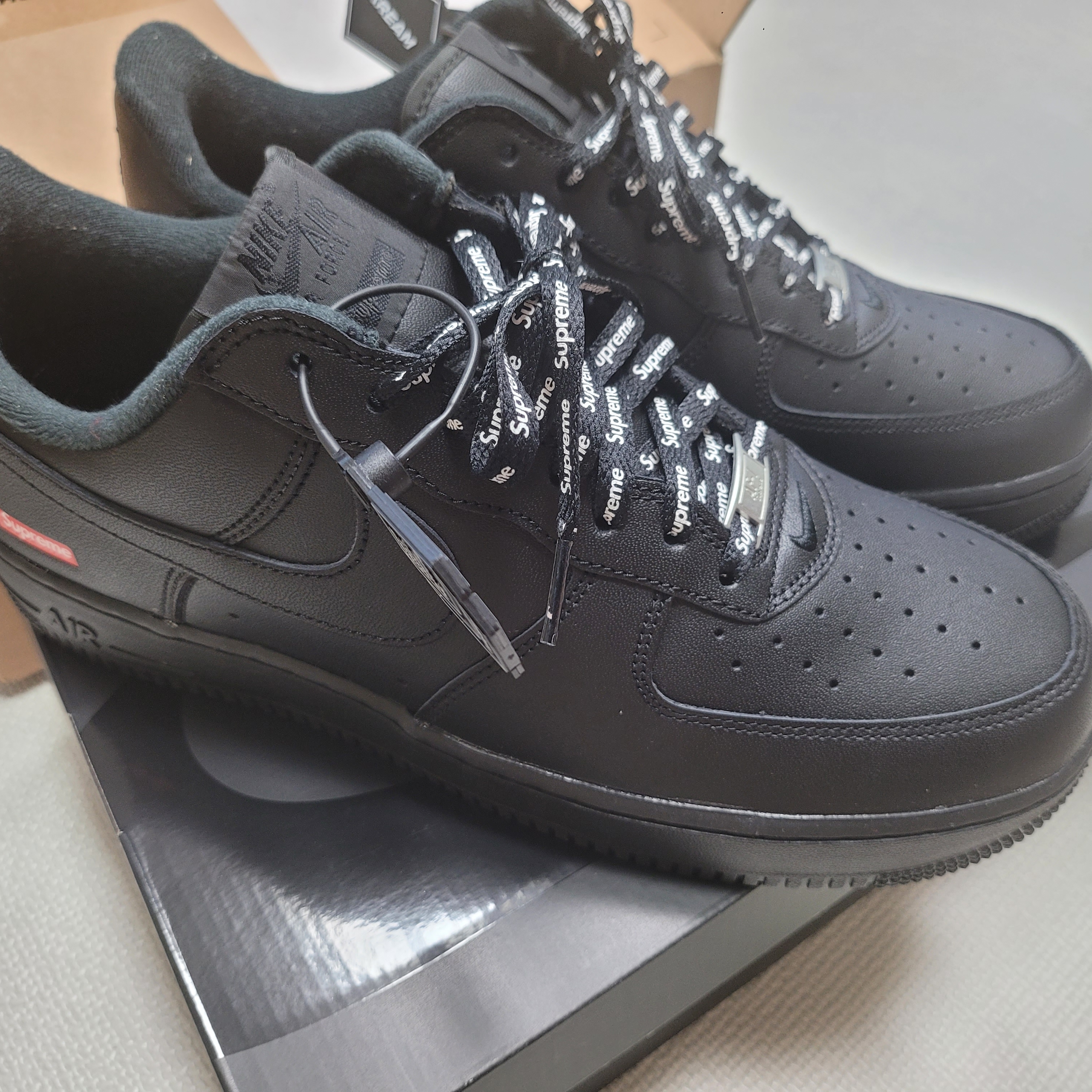 Nike x Supreme Air Force 1 Low Black 착용 스타일 - 2